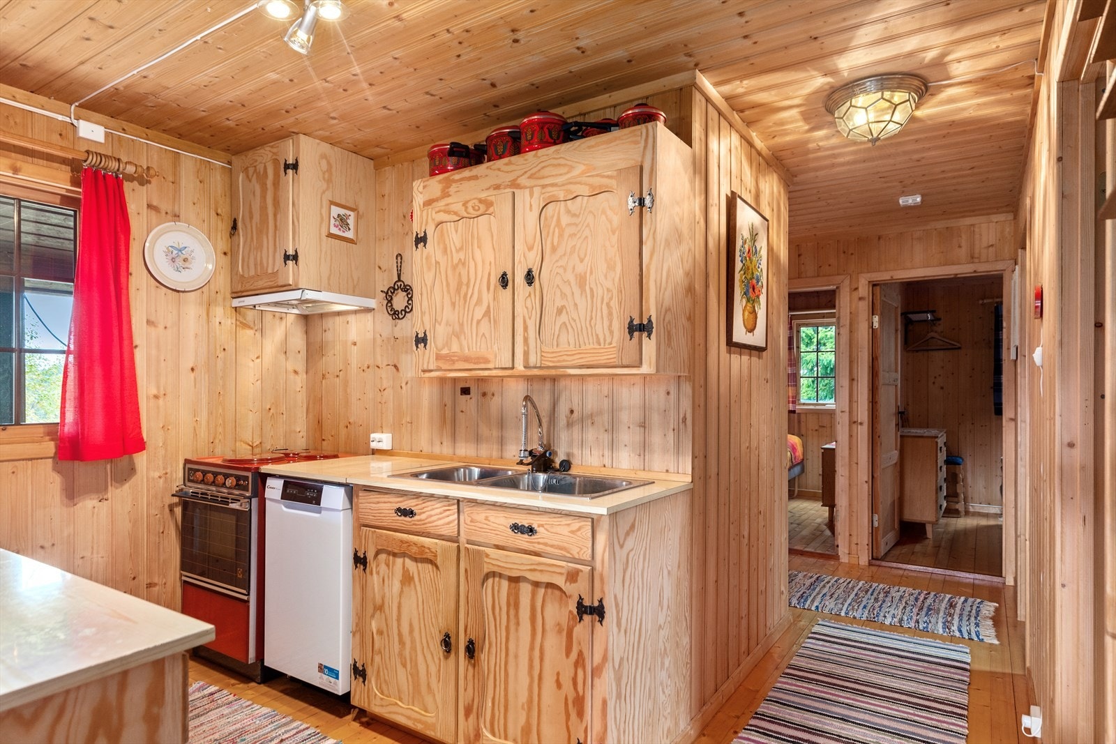 Innredningen har profilerte fronter og benkeplate i laminat med dobbel oppvaskkum Galleribilde