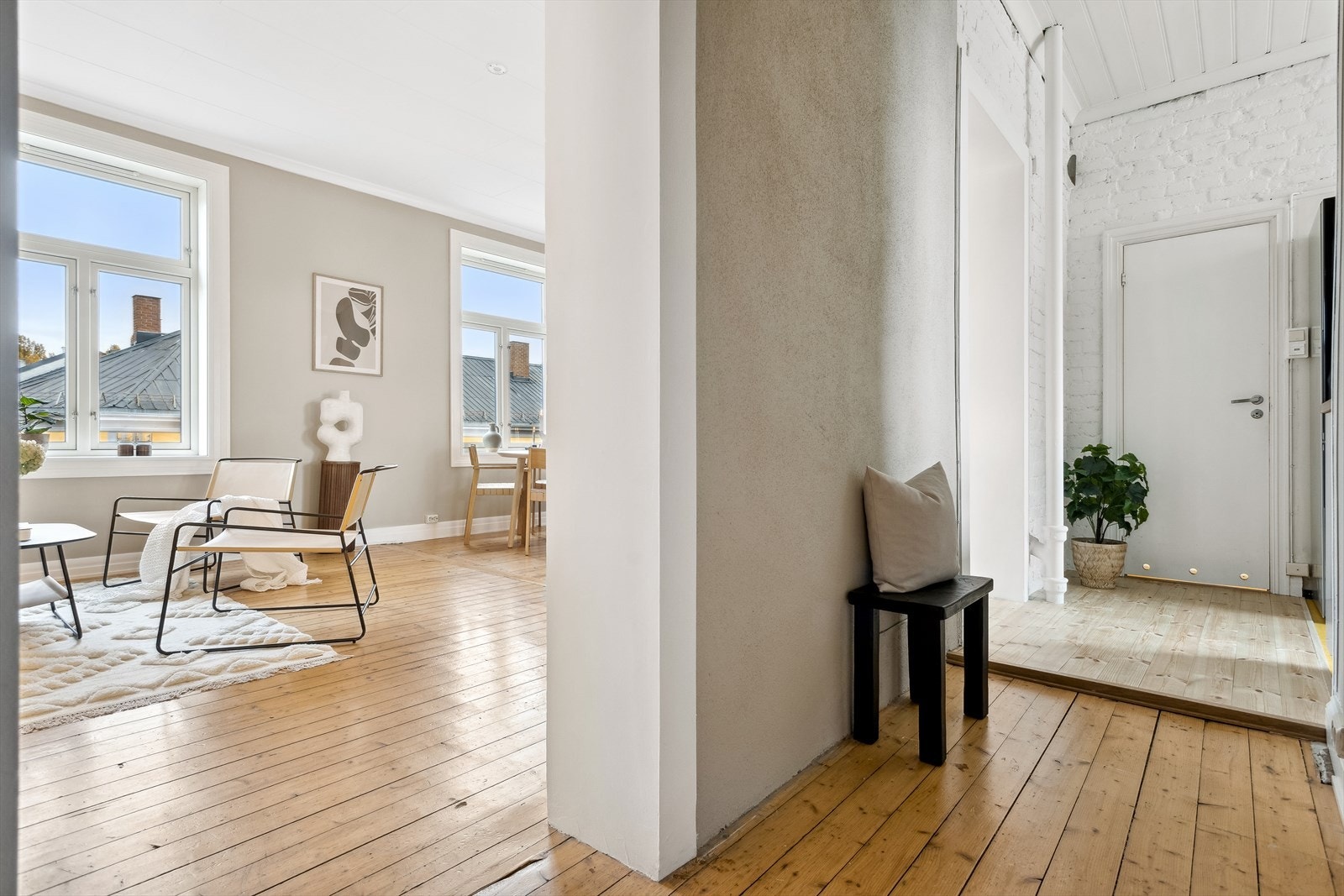 Entrèen har plass til knaggrekker for oppheng av yttertøy og plassering av sko som er i daglig bruk. Galleribilde