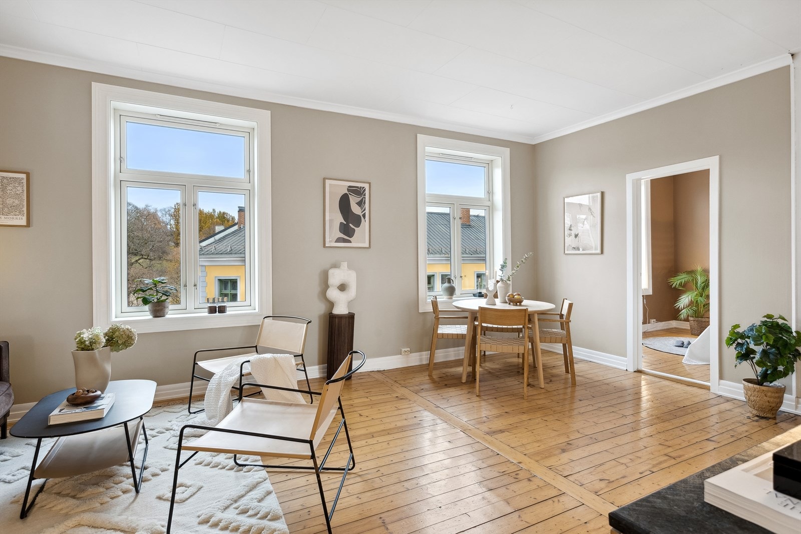 Vel inne ligger et åpent og luftig stueareal med mye naturlig lys fra flere vindusflater. Galleribilde