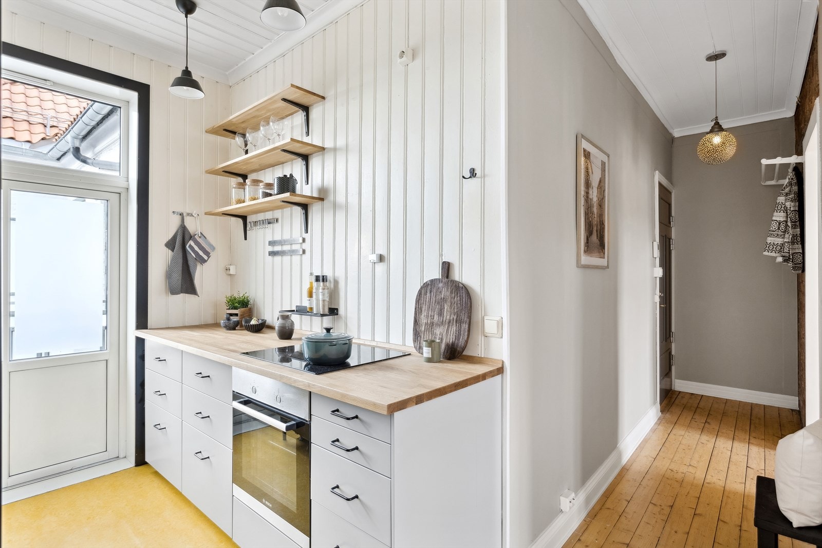 Hvitevarene består av integrert koketopp og stekeovn. For øvrig plass til frittstående oppvaskmaskin og kjøl/fryseskap. Galleribilde