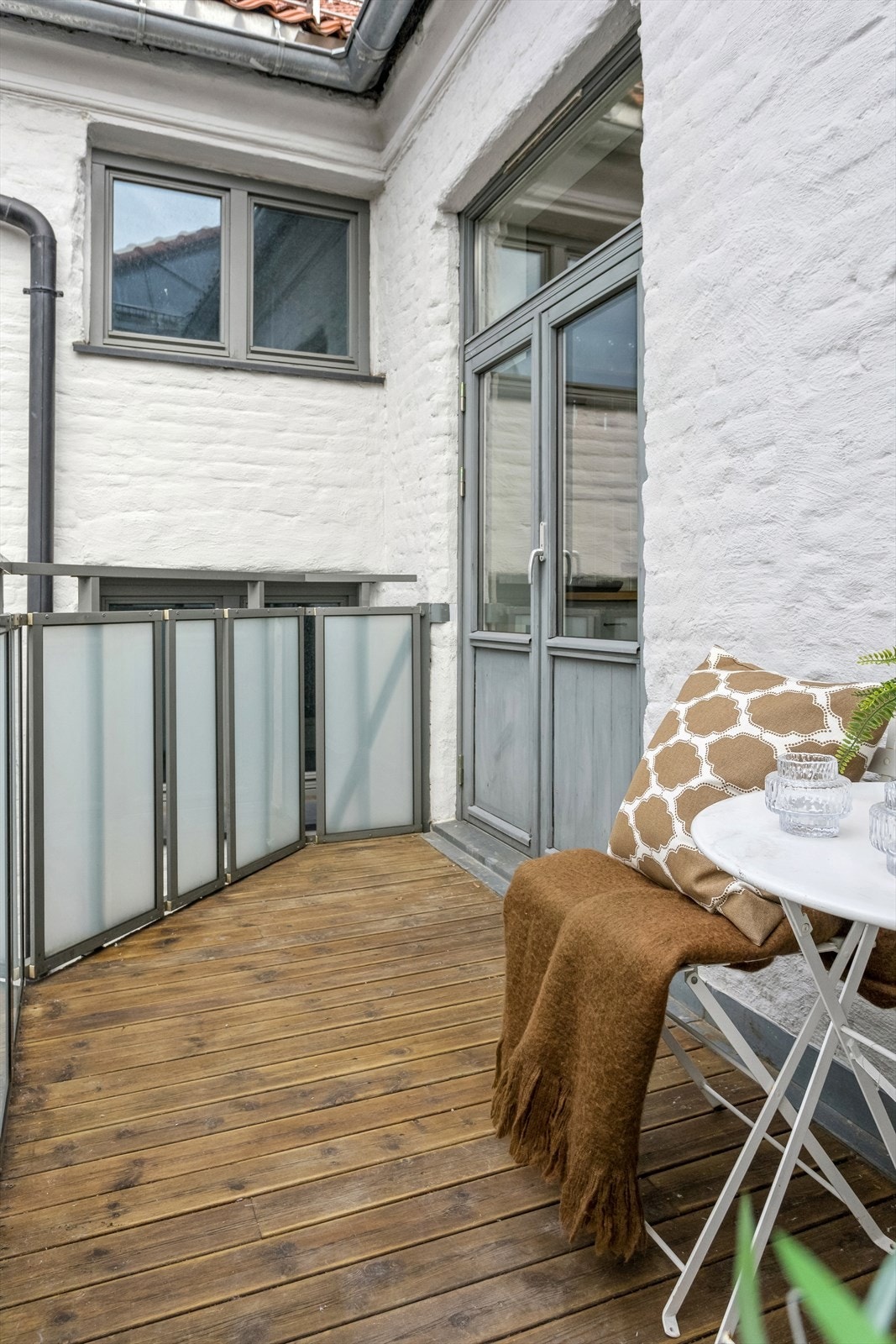 Den er opparbeidet på dekke av tre og pent innrammet med rekkverk. Her kan et hyggelig uterom etableres med plass til enkelt utemøblement og beplantning Galleribilde