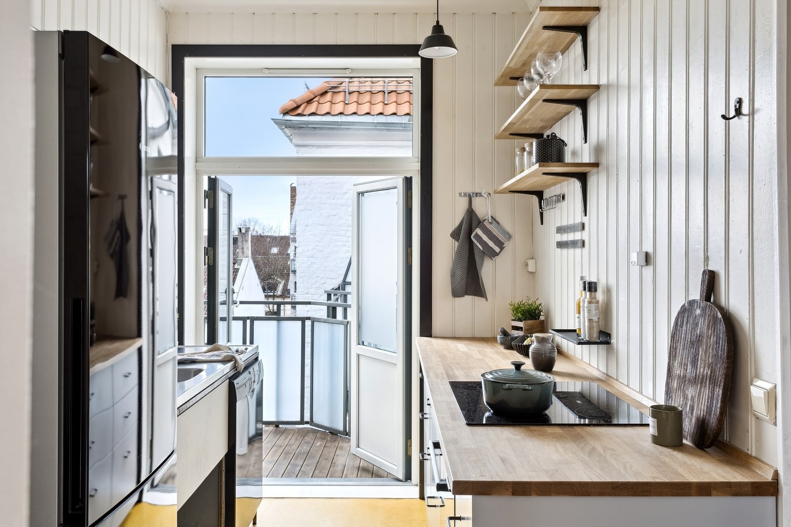 Kjøkkenet er praktisk plassert i egen sone, og godt utnyttet med innredning langs begge langsidene. Galleribilde