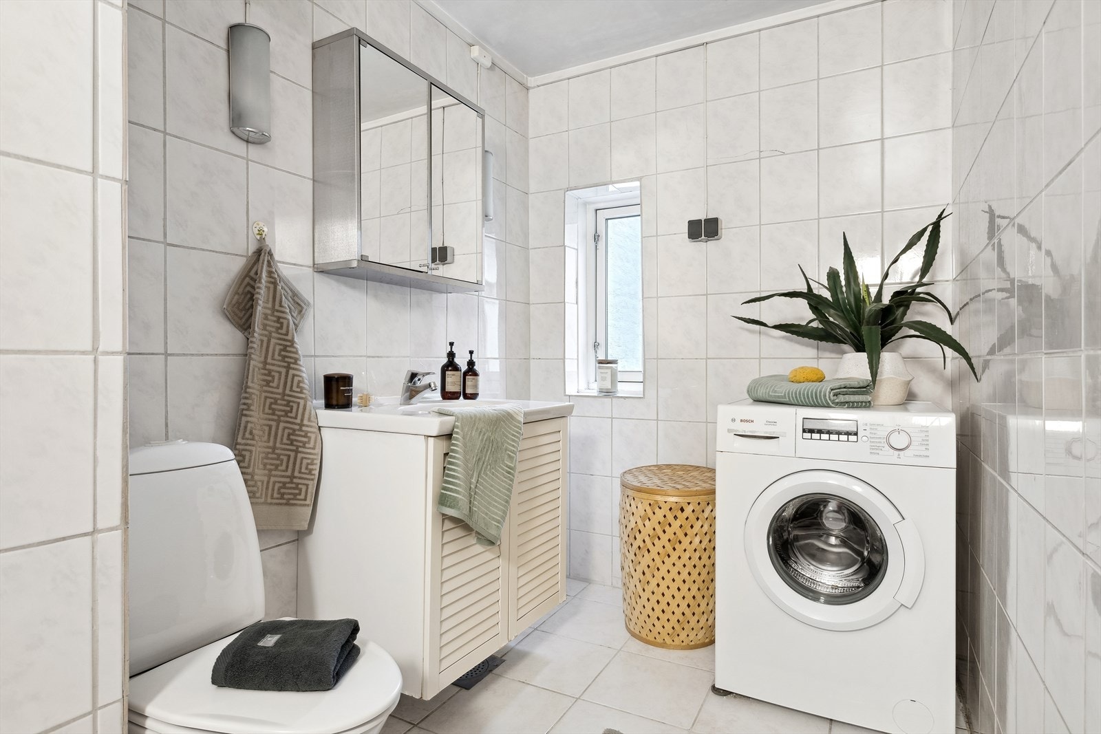 Via entrèen er det adkomst til leilighetens eldre baderom av god størrelse. Det er helfliset med varmekabler i gulvet. Galleribilde