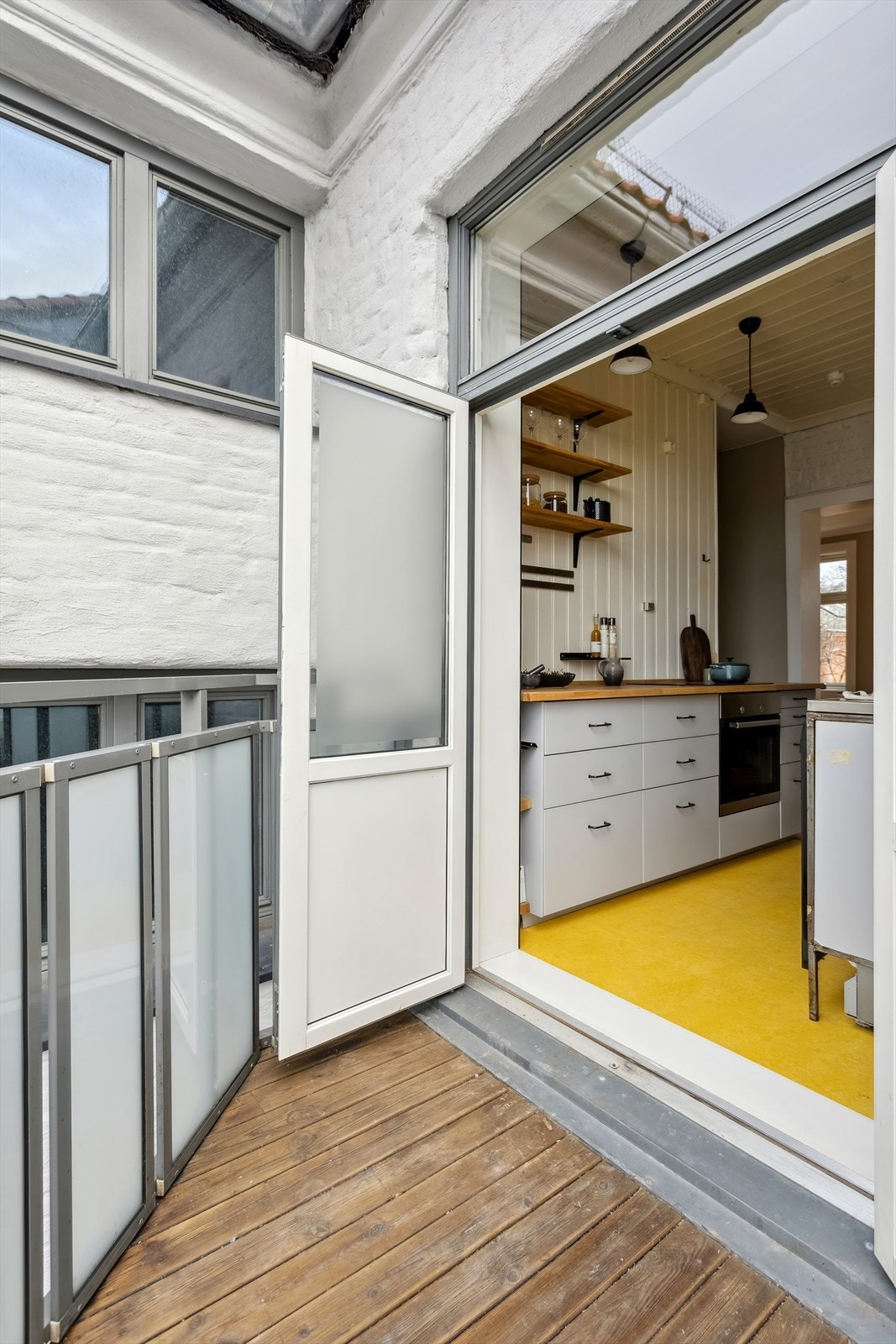 Fra kjøkkensonen er det adkomst til den sydvestvendte balkongen. Galleribilde