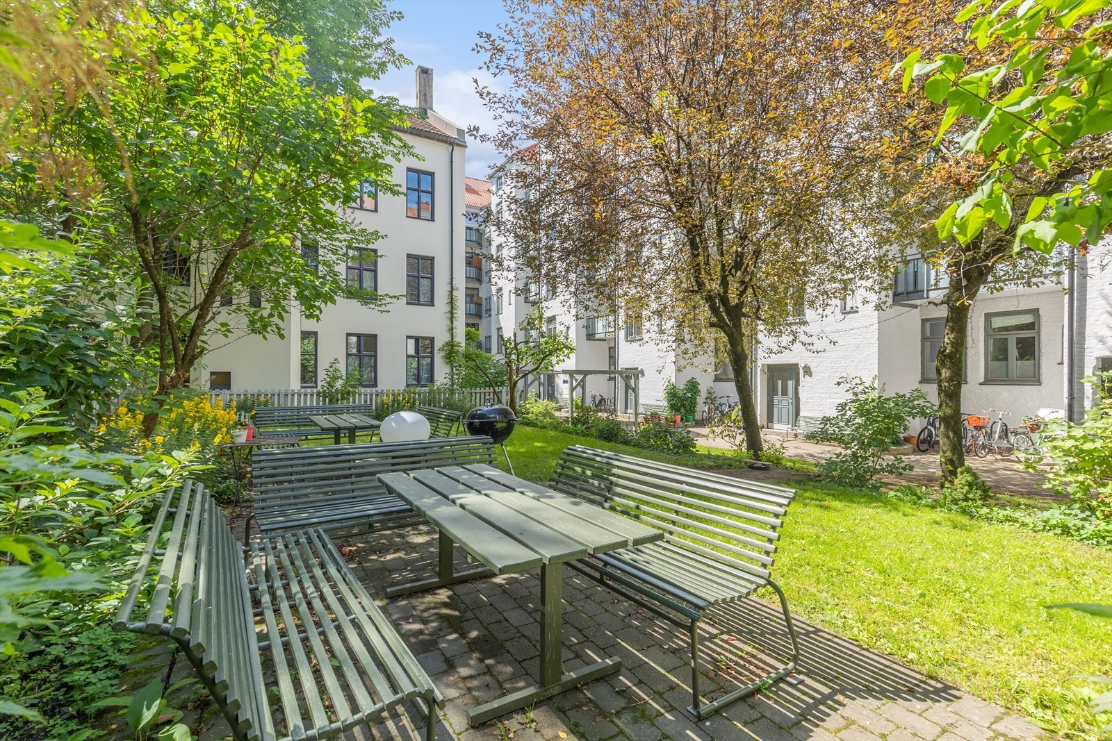 Bakgården fremstår som en skjermet og grønn oase opparbeidet med plenareal og hyggelig beplantning. Galleribilde