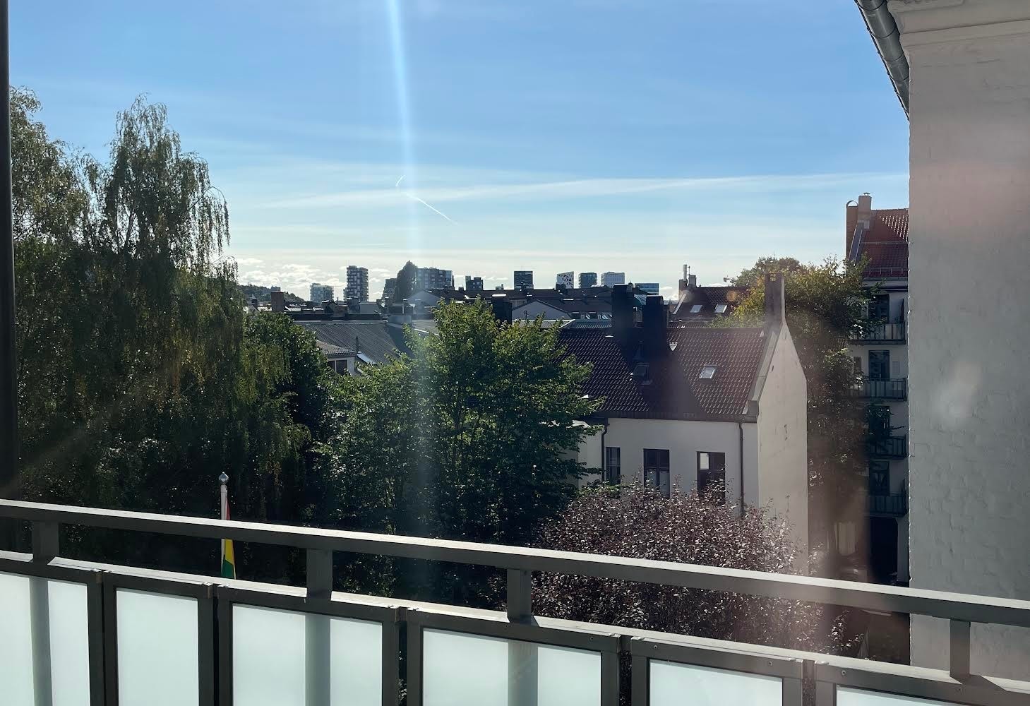 Selgers bilde - utsikt fra balkong. Galleribilde