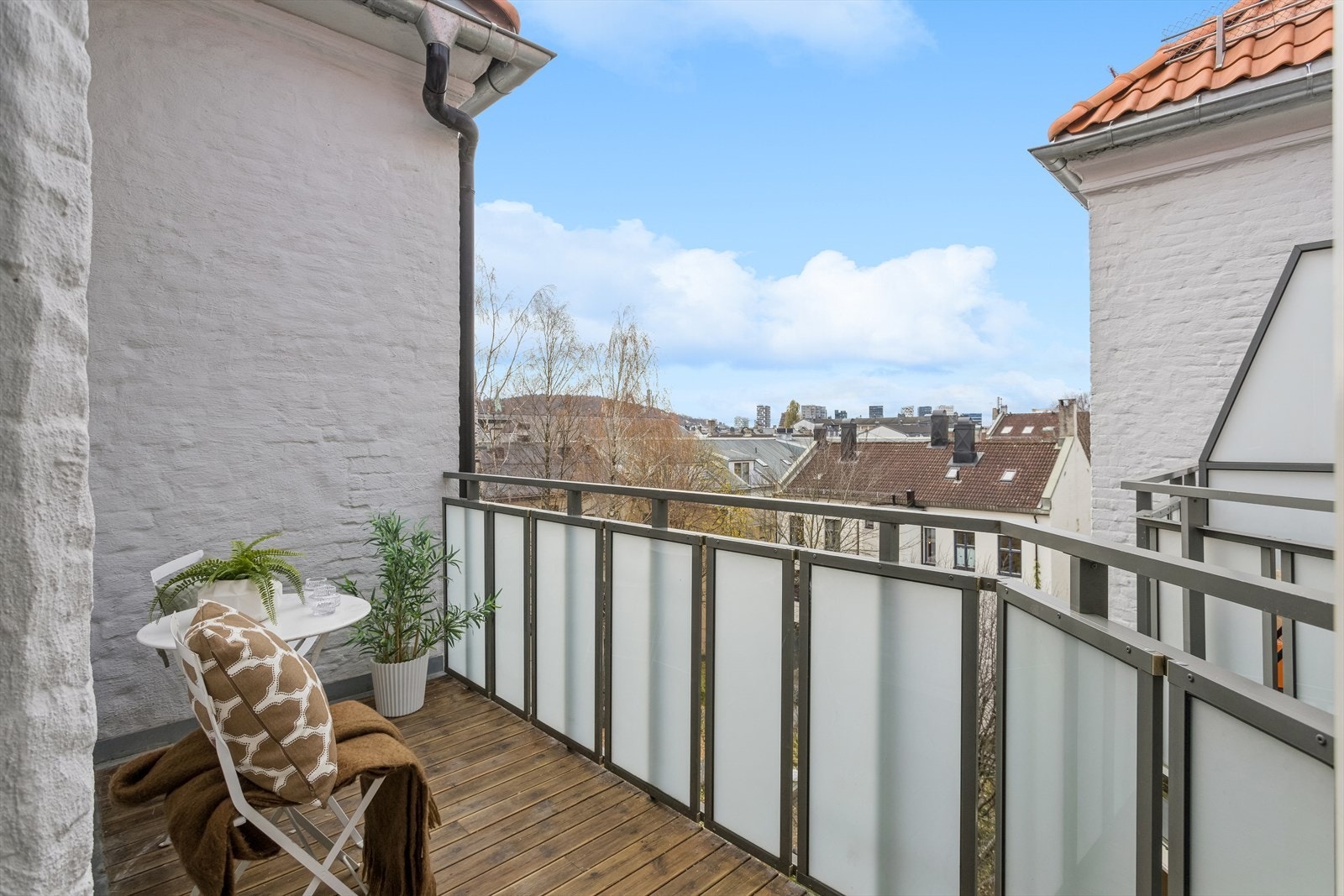 Med god intern beliggenhet i bygget er det både gode sol- og utsiktsforhold fra tilhørende balkong på ca. 5 kvm. Galleribilde