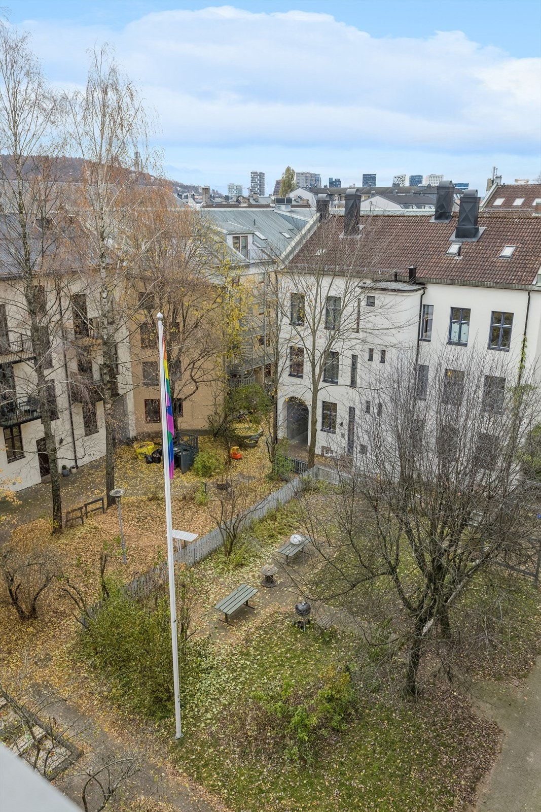 Fint beliggende felleseiet tomt bestående av bebyggelse og en svært sjarmerende og idyllisk bakgård. Steinbelagte internveier og hyggelige felles inngangspartier med sykkelstativer. Galleribilde