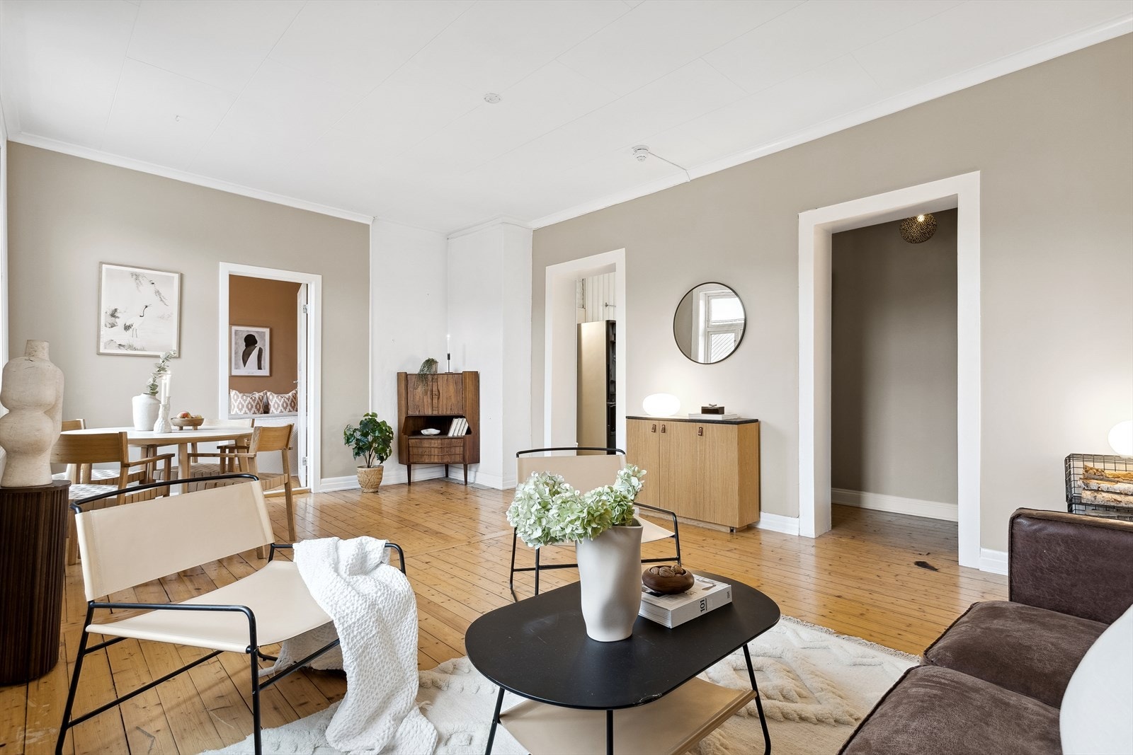 Her er det god plass til både sofaløsning med tilhørende møblement og spisestue i motsatt ende. Den gode og lune innetemperaturen ivaretas av ildsted. Galleribilde