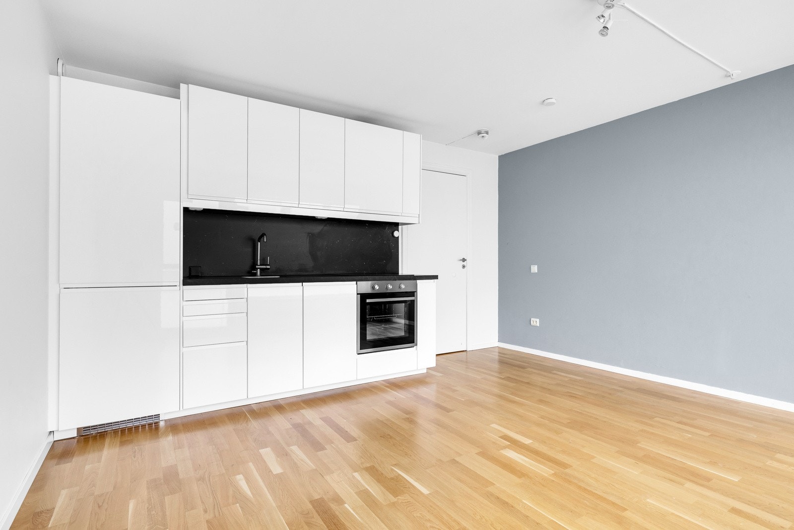 Integrerte induksjonstopp, stekeovn, oppvaskmaskin og kjøl-/frys Galleribilde