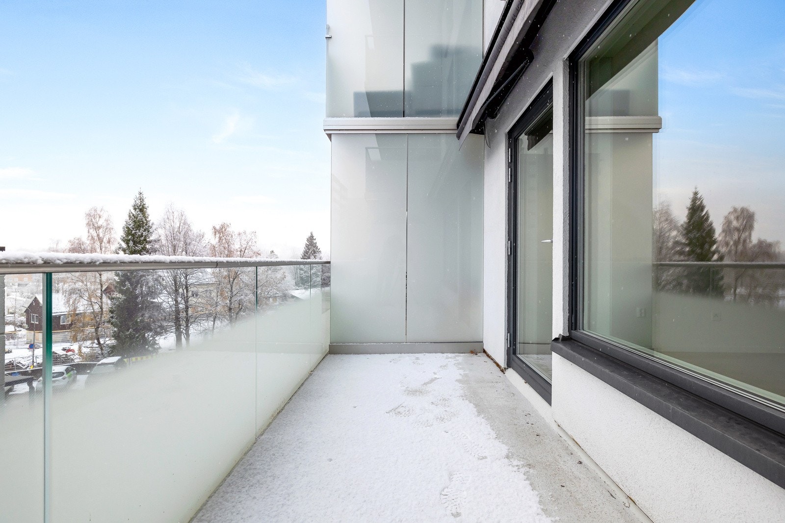 Solrik balkong på 8 kvm med glassrekkverk Galleribilde