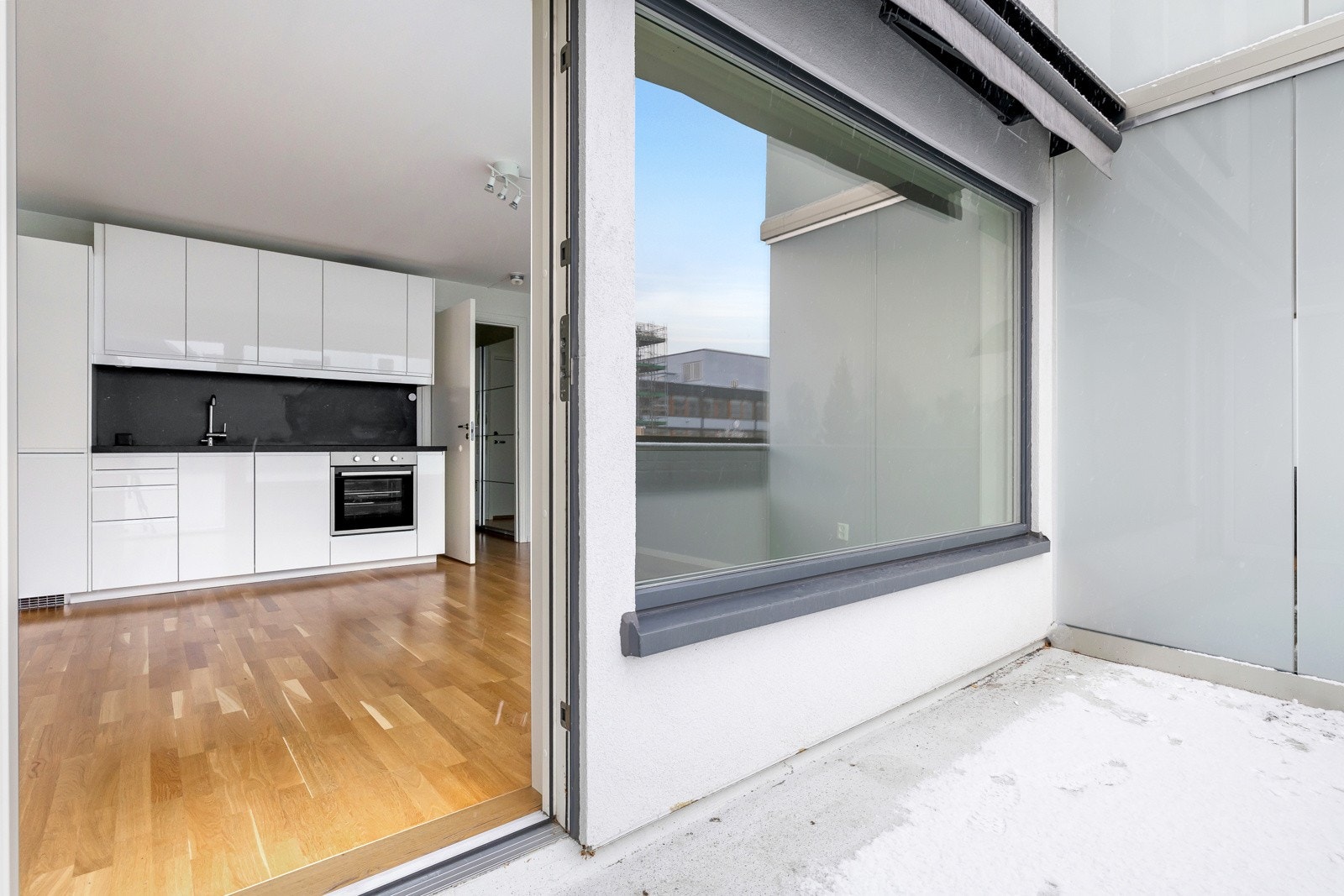 Store vindusflater som gir rikelig med naturlig lys i leiligheten Galleribilde