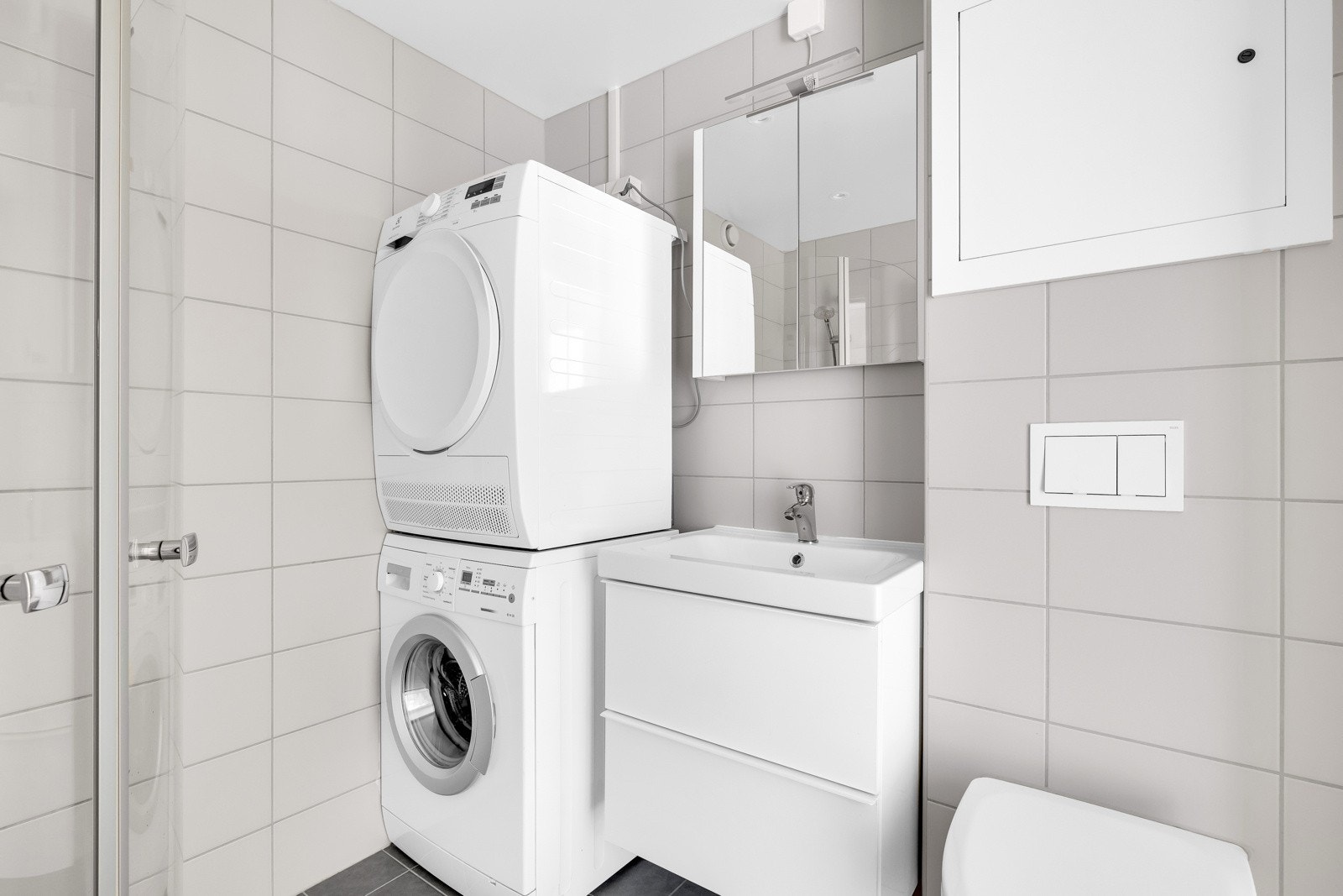 Romslig bad med plass til vaskemaskin og tørketrommel Galleribilde