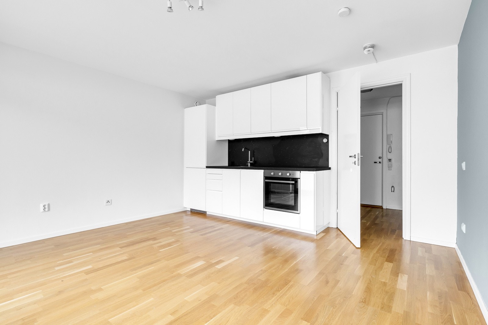 Åpent kjøkken fra 2019 med integrerte hvitevarer og waterguard Galleribilde