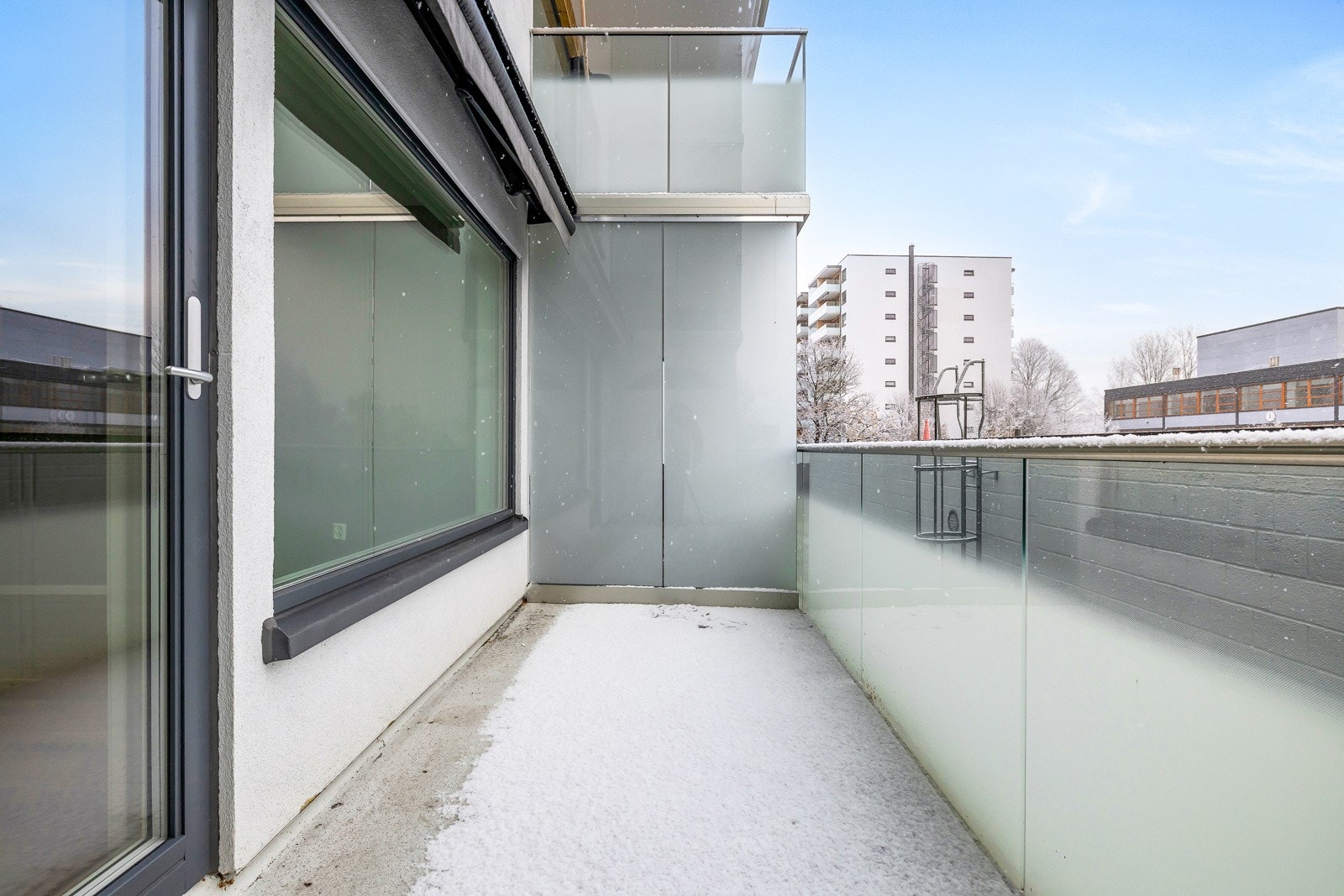 God plass til diverse utemøblmenet og grill. Nye energieffektive vinduer fra 2020 Galleribilde