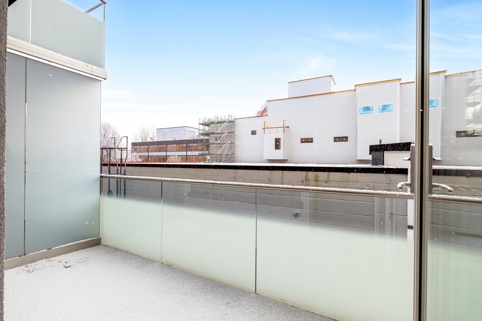 Fra stue/kjøkken er det utgang til balkongen som ble oppusset i 2018 Galleribilde