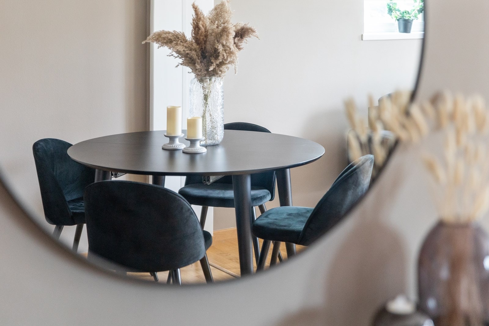 Leiligheten har en tidsriktig fargepalett som gjør det lett å innrede etter egen smak. Galleribilde