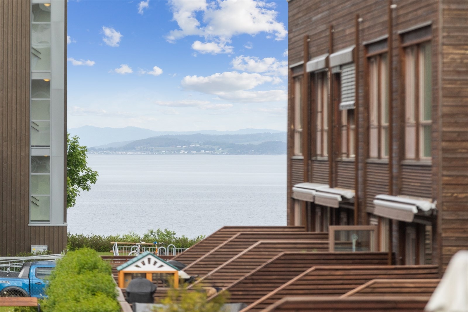 Eiendommen ligger i et sentralt og attraktivt boligområde, med kort vei til sentrum og fjorden. Galleribilde