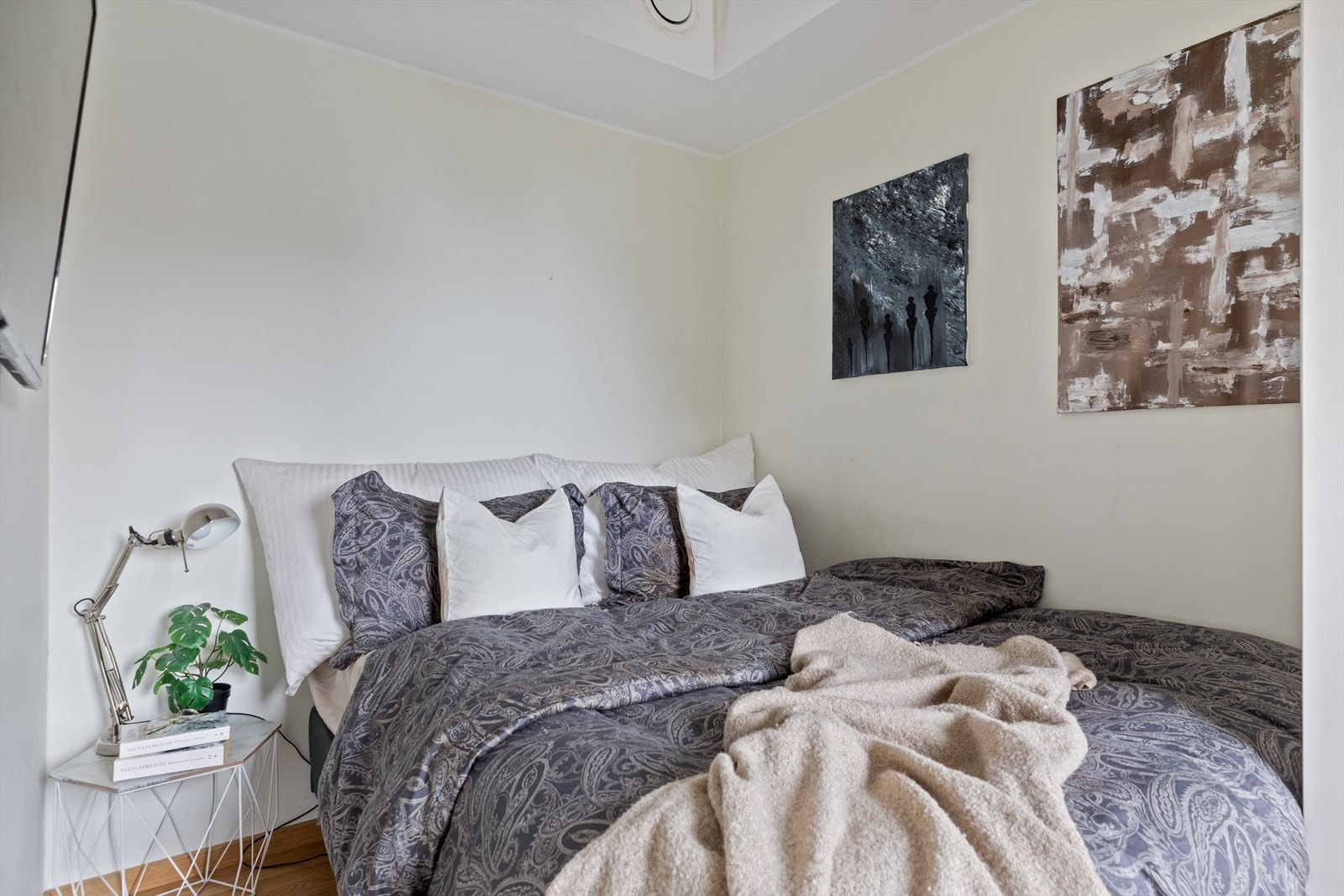 Leiligheten har et svalt og fint soverom på 7,5 m², hvor du har god plass til dobbeltseng og nattbord. Galleribilde