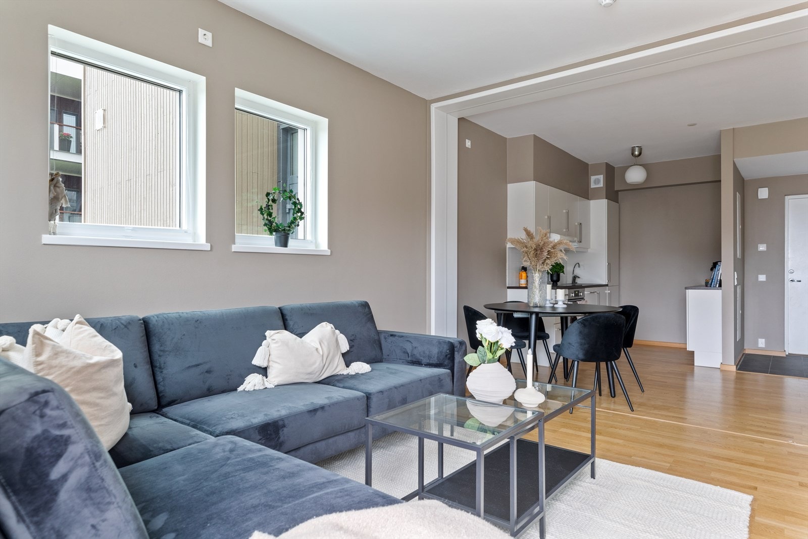 Hovedrommet i leiligheten er den romslige stuen som ligger i åpen løsning til kjøkkenet. Galleribilde