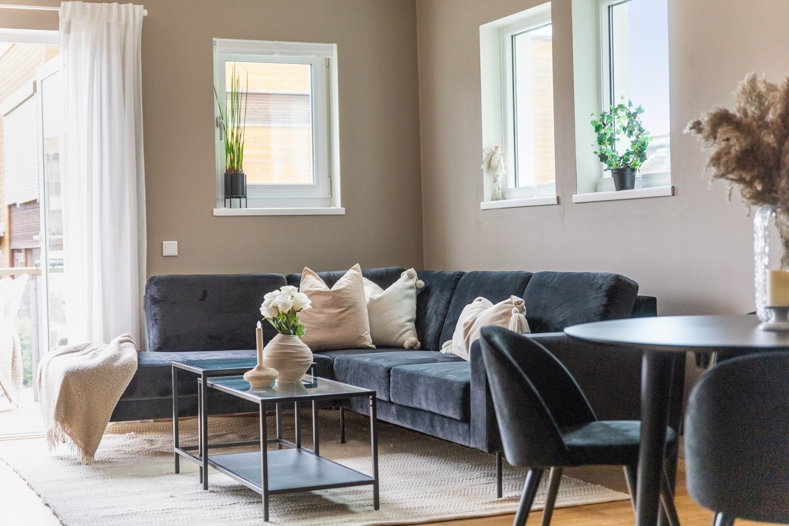 Stuen har rause vindusflater i to himmelretninger, noe som supplerer rikelig med naturlig lys. Galleribilde