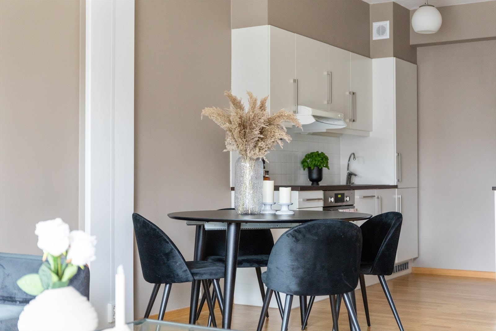 I det ene hjørnet av stuen har du et moderne kjøkken med integrerte hvitevarer. Galleribilde