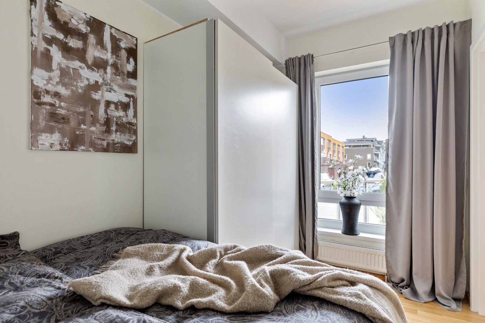 Soverommet er utstyrt med en romslig skyvedørsgarderobe. Galleribilde