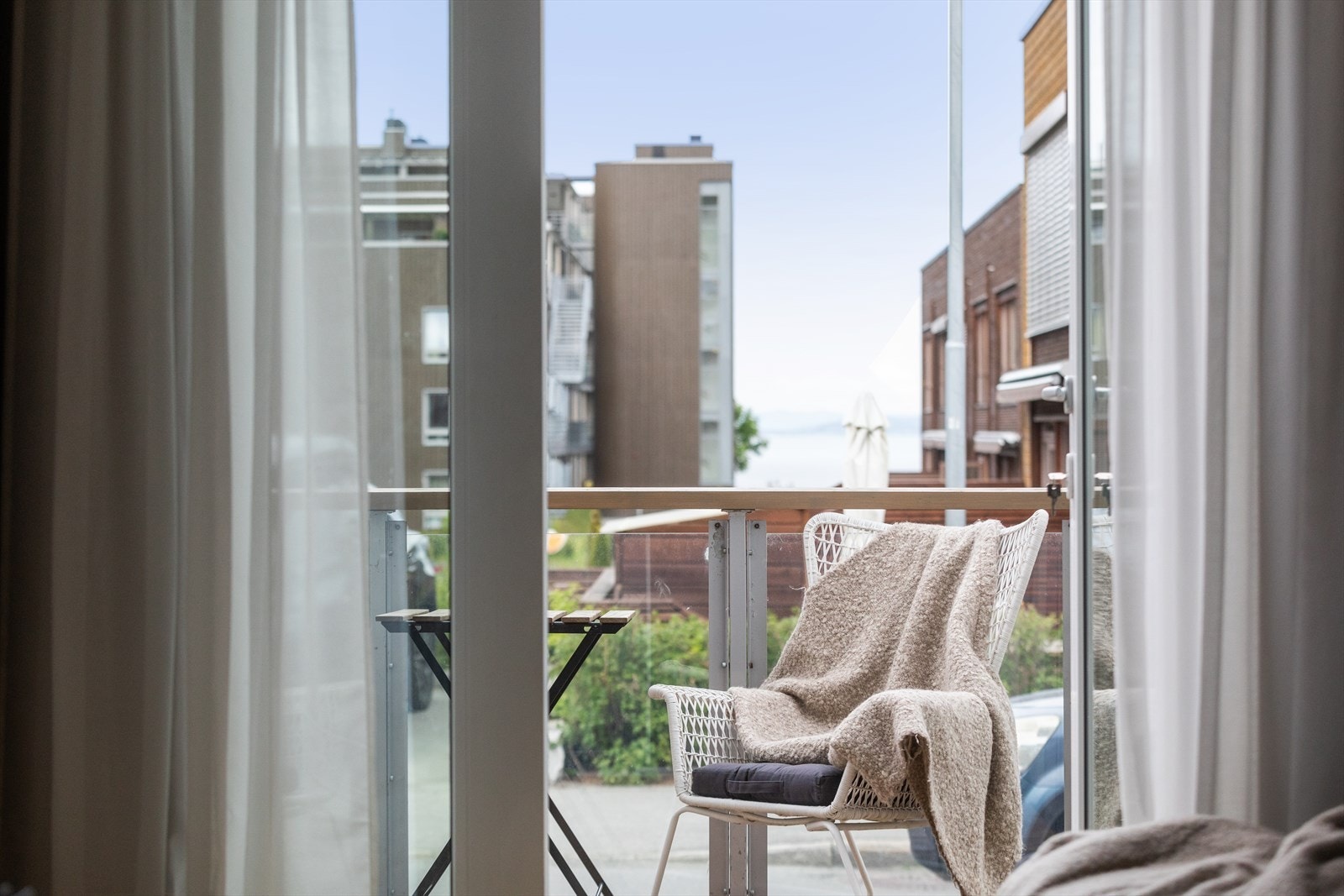 Leiligheten har sjøgløtt både ute og inne. Galleribilde