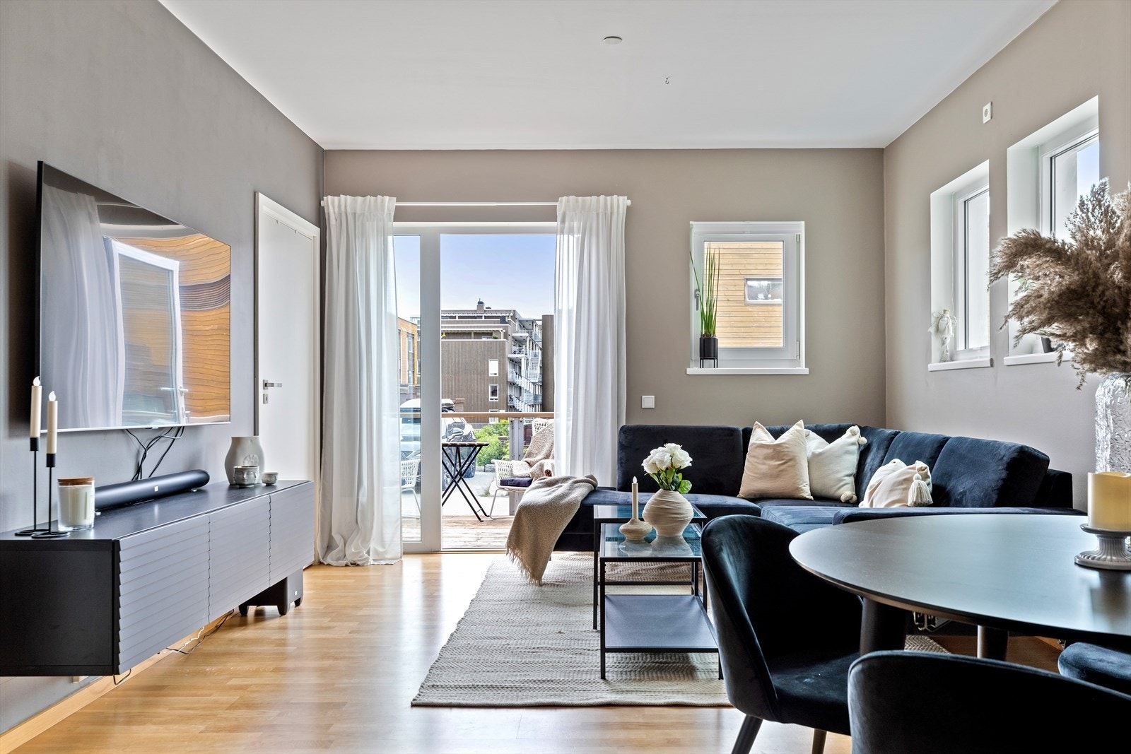 Leiligheten er oppvarmet med radiatorer tilknyttet vannbåren varme. Galleribilde