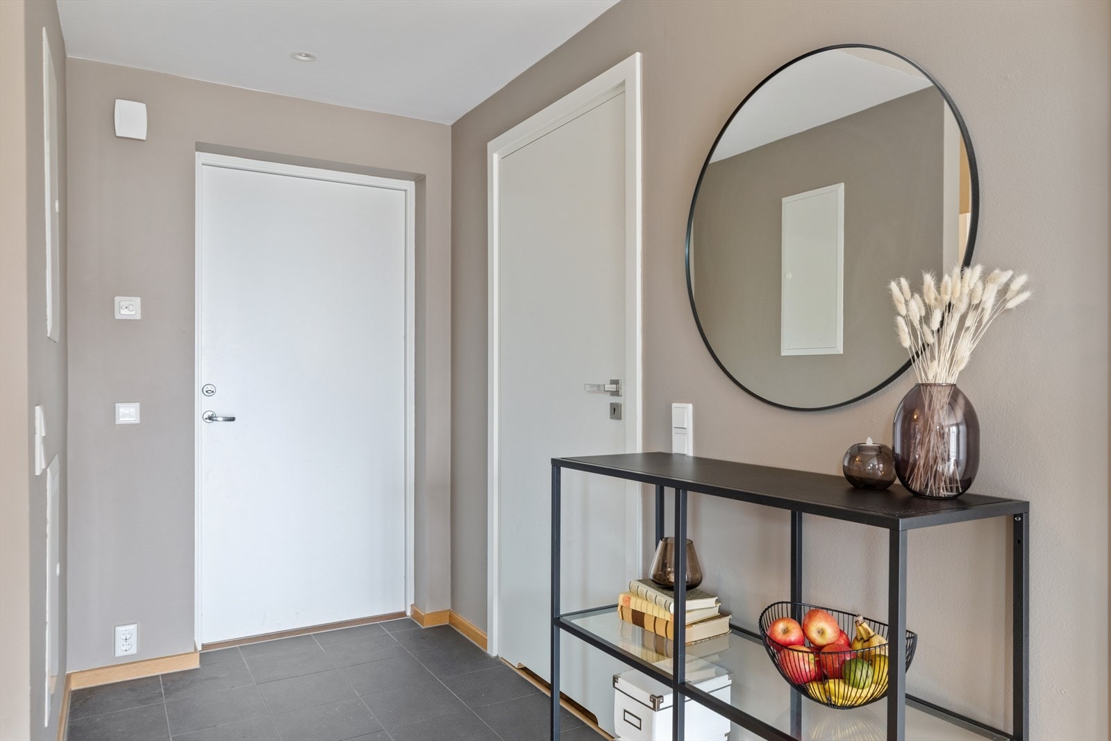 Leiligheten disponerer parkeringsplass med elbillader i felles parkeringskjeller. Galleribilde