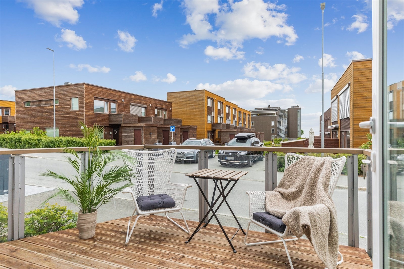 Fra stuen er det utgang til en hyggelig terrasse på ca. 8,5 m². Galleribilde