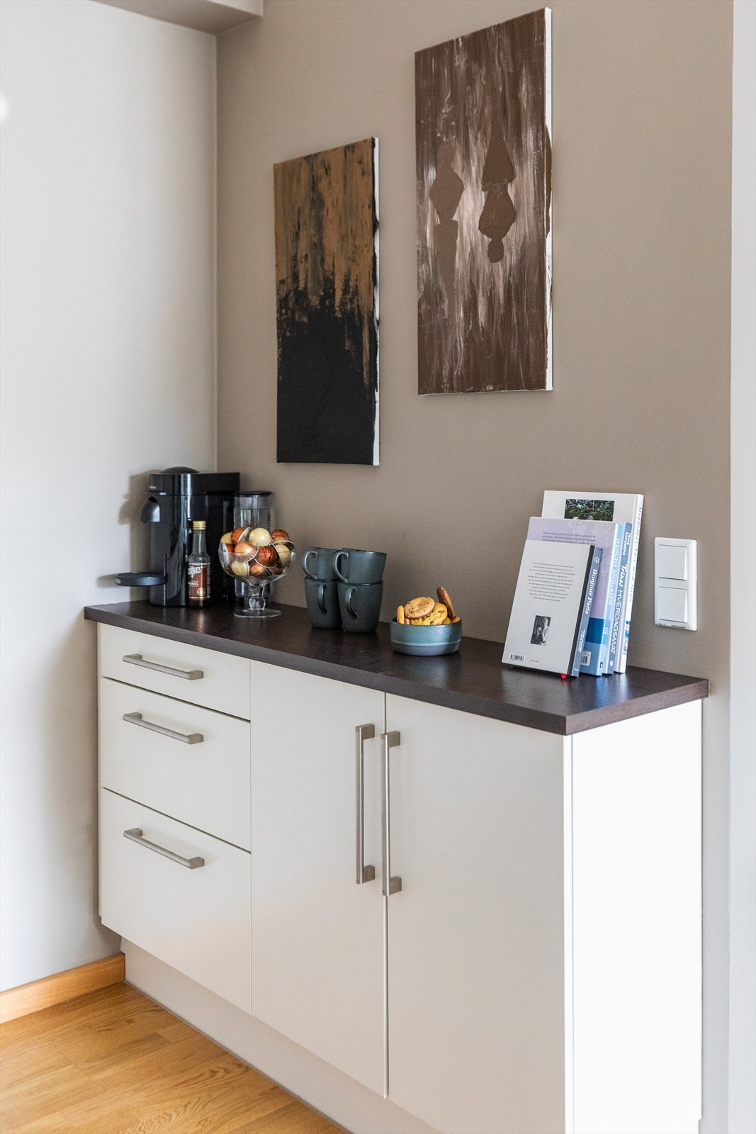 Kjøkkenet har tidsmessig innredning med gode oppbevaringsmuligheter. Galleribilde