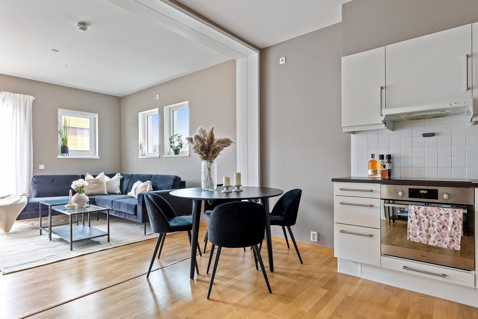 Ved kjøkkenet kan du ha spisebord i hyggelige omgivelser. Galleribilde