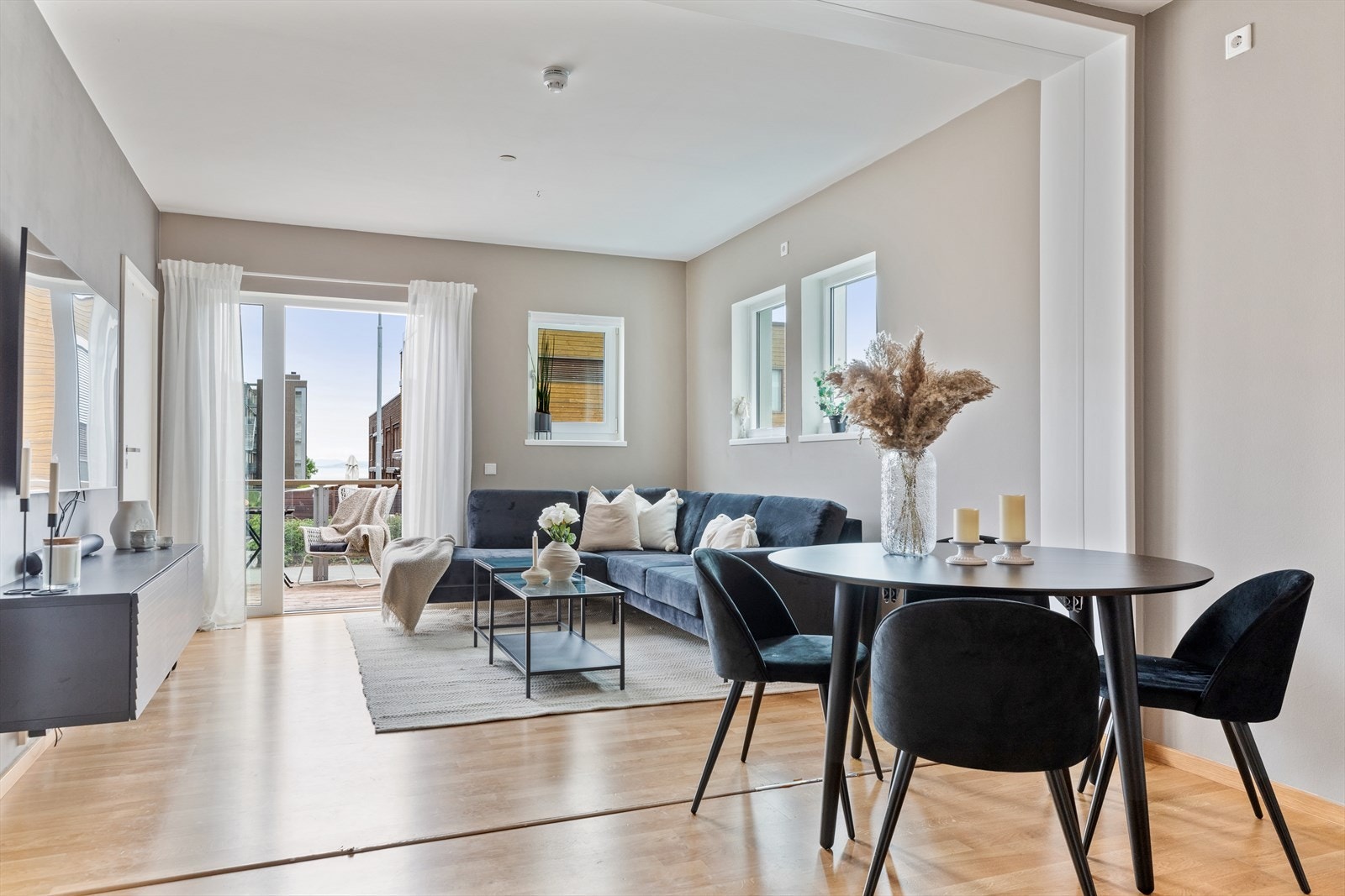 Det er gode lagringsmuligheter i både innvendig bod og disponibel kjellerbod. Galleribilde