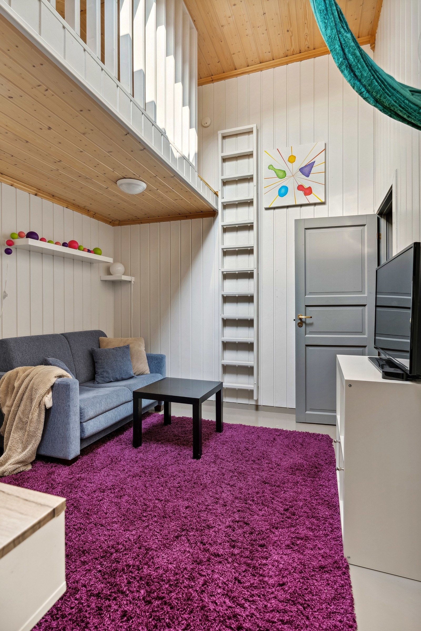 Soverom og hems på 10,5 kvm med tilhørende sovealkove (5,5 kvm). Galleribilde