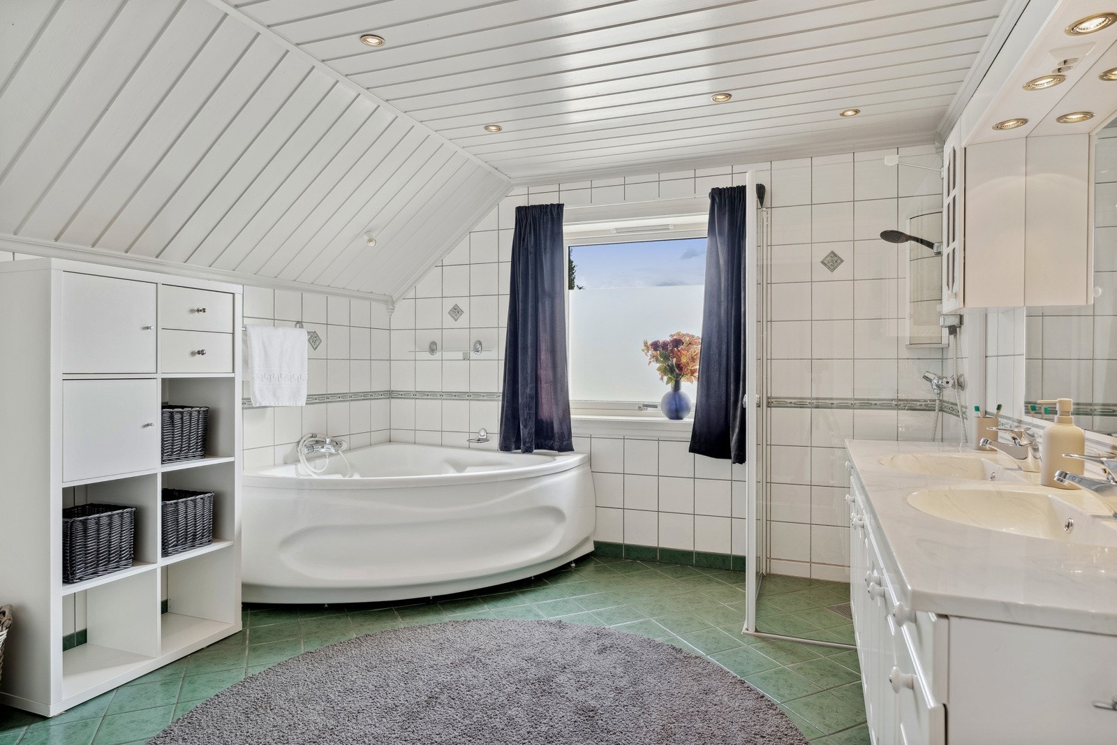 Romslig bad i 2.etasje på 11 kvm. Galleribilde