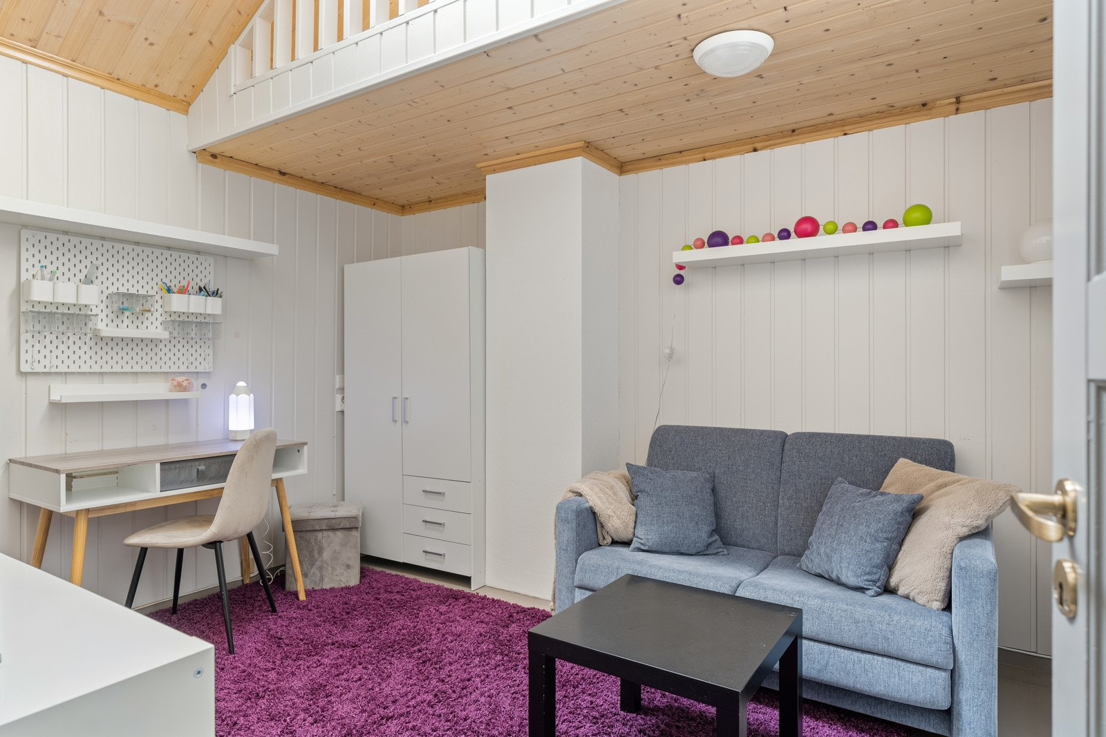 Soverom og hems på 10,5 kvm med tilhørende sovealkove (5,5 kvm). Galleribilde