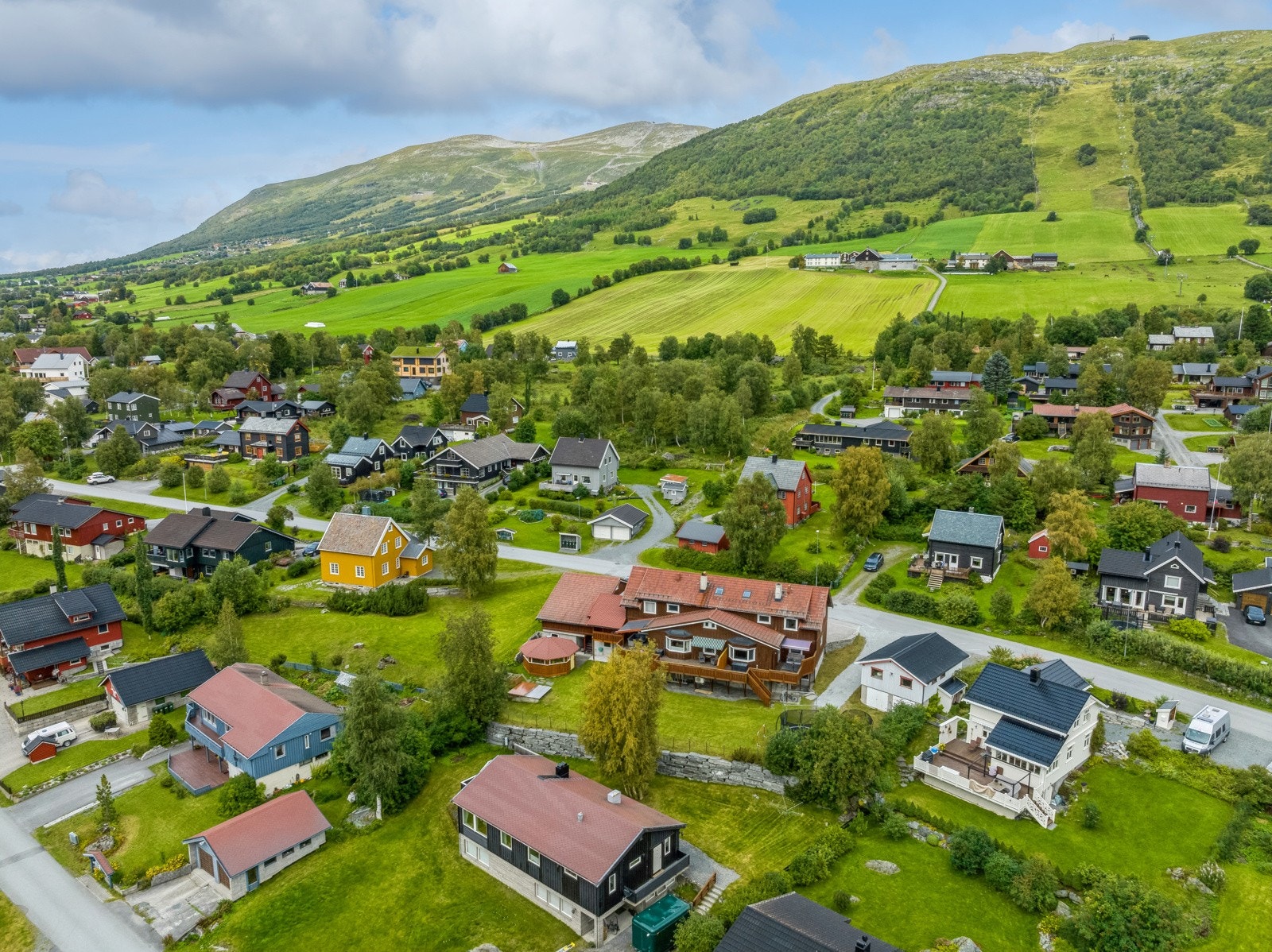 En bolig med denne beliggenheten gir gunstige muligheter for langrenn, topptur, alpint og sykling i umiddelbar nærhet. Galleribilde