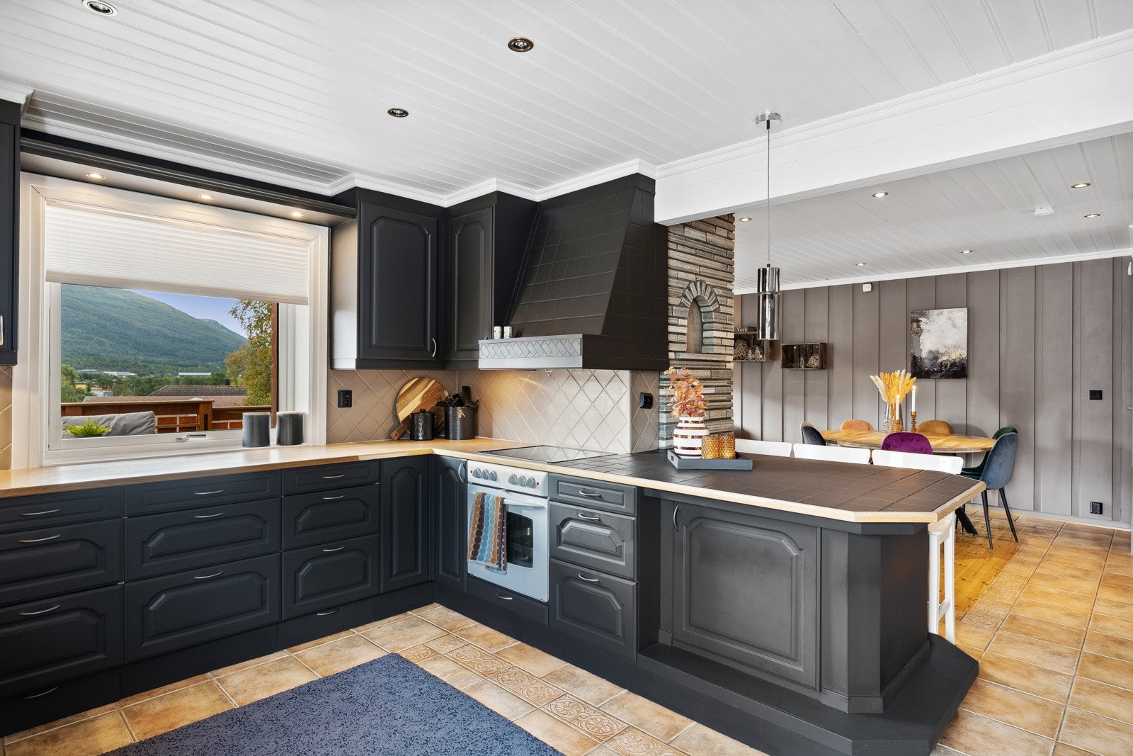 Kjøkkenet har rikelig med skap- og benkeplass. Galleribilde