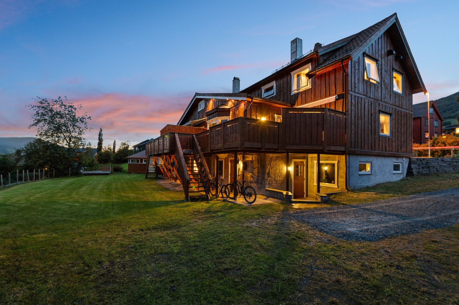 Området oppleves som rolig og barnevennlig med skoler, barnehager, helårs turområder, idrettsanlegg, skiheiser og øvrige fritidsaktiviteter innen rimelig nærhet. Galleribilde