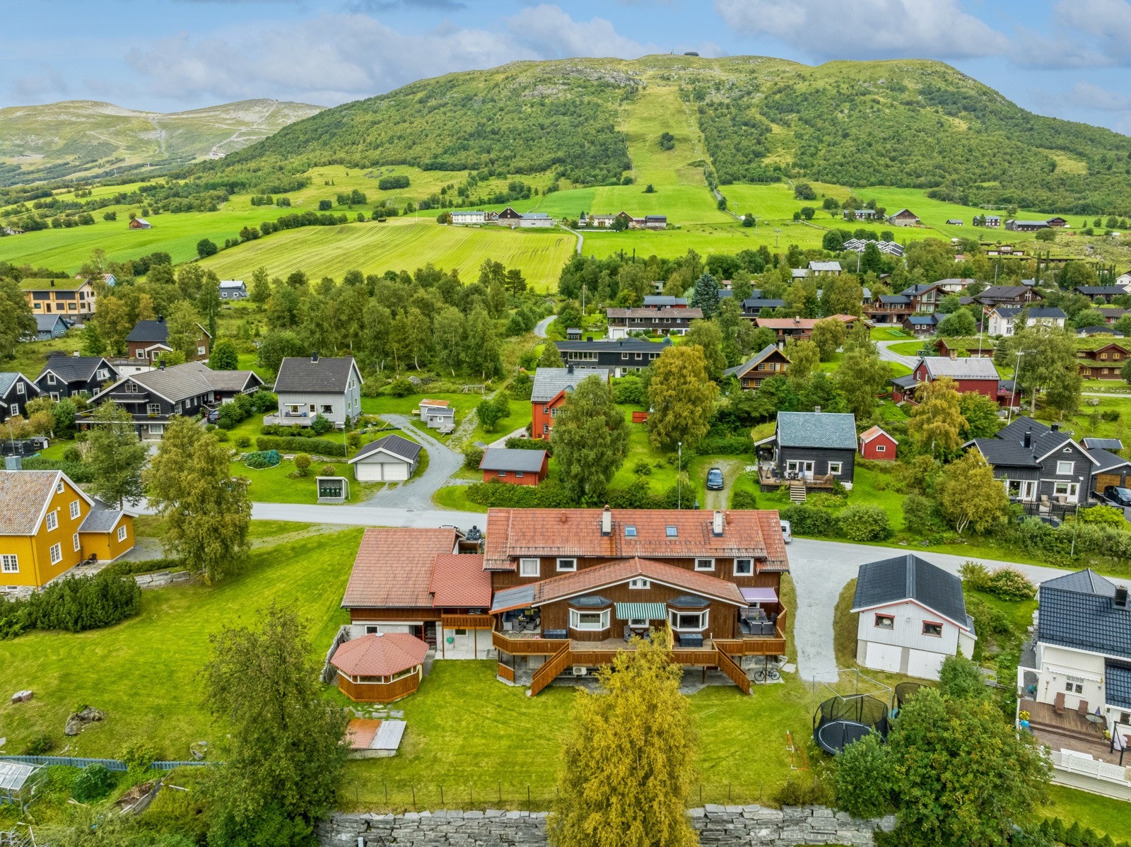 Eiendommen ligger like ved skitrekk Hovden i Oppdal sentrum. Samtidig er det kun en kort spasertur ned til sentrumskjernen med alle fasiliteter. Galleribilde