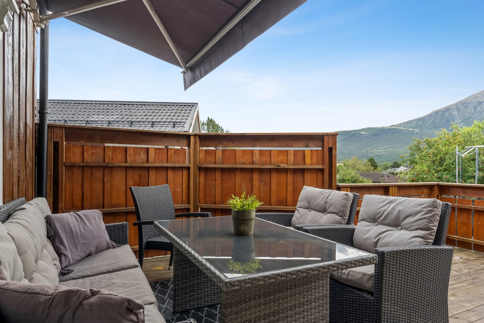 Fra stue har man utgang til en lekker veranda med utsikt mot sør og Almannberget. Galleribilde