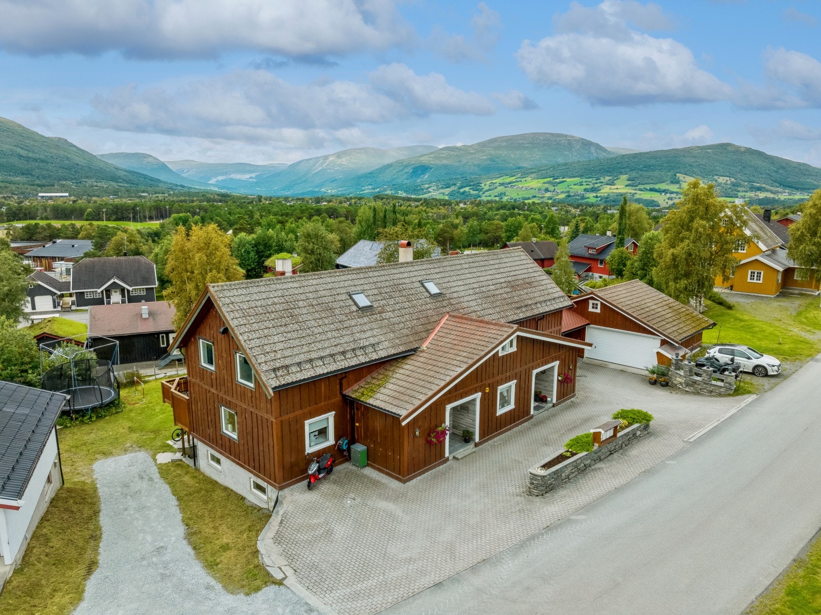 Huset er sørvendt med god utsikt og gode solforhold. Galleribilde