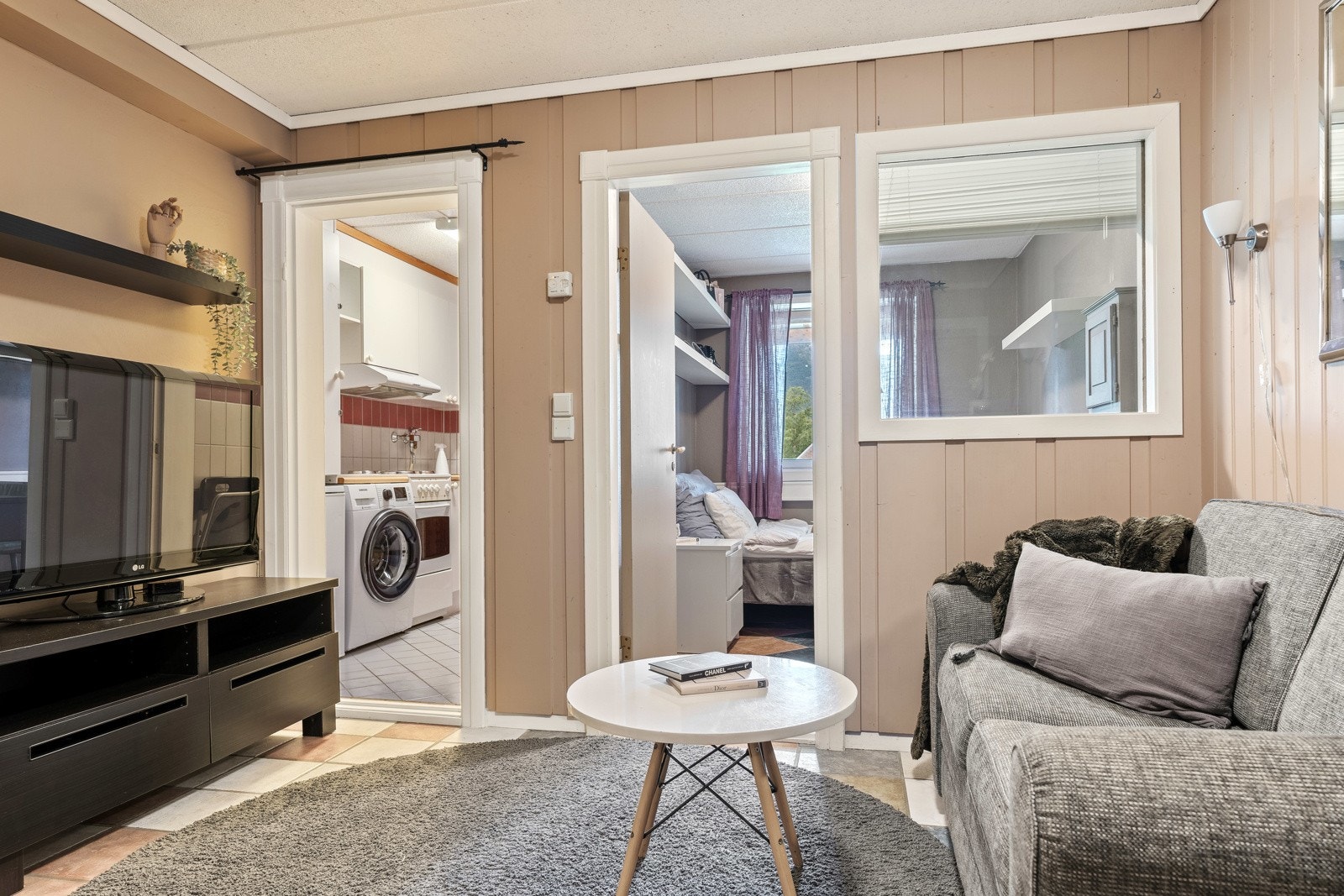 Stue/gang i underetasjen. Galleribilde