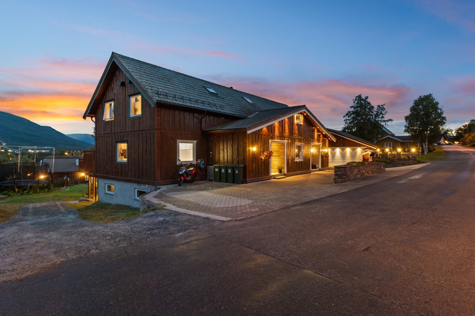 En svært innholdsrik halvpart som ligger i et veletablert og attraktivt boligområde. Galleribilde