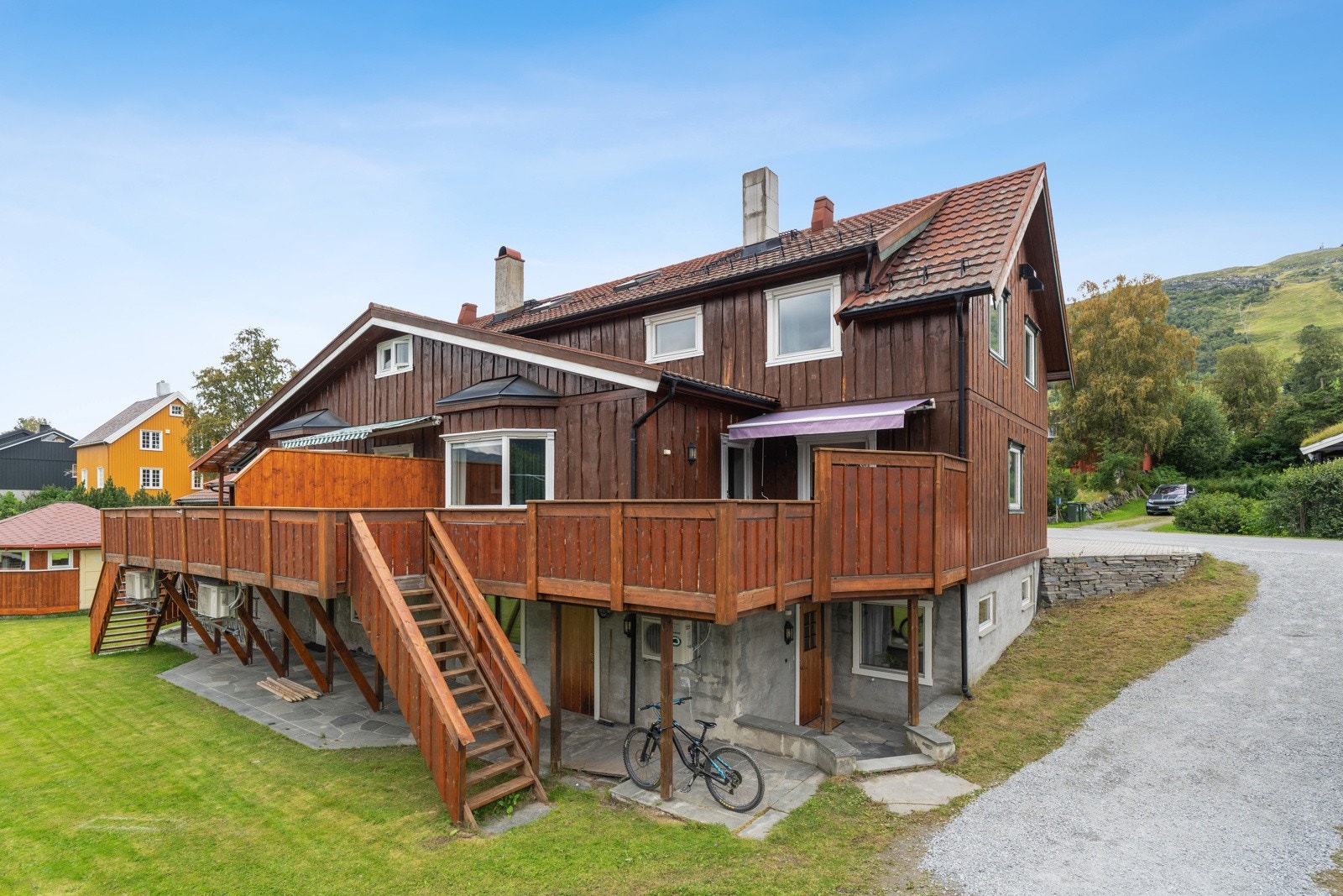 Trapp ned til et flott uteområdet på baksiden. Galleribilde