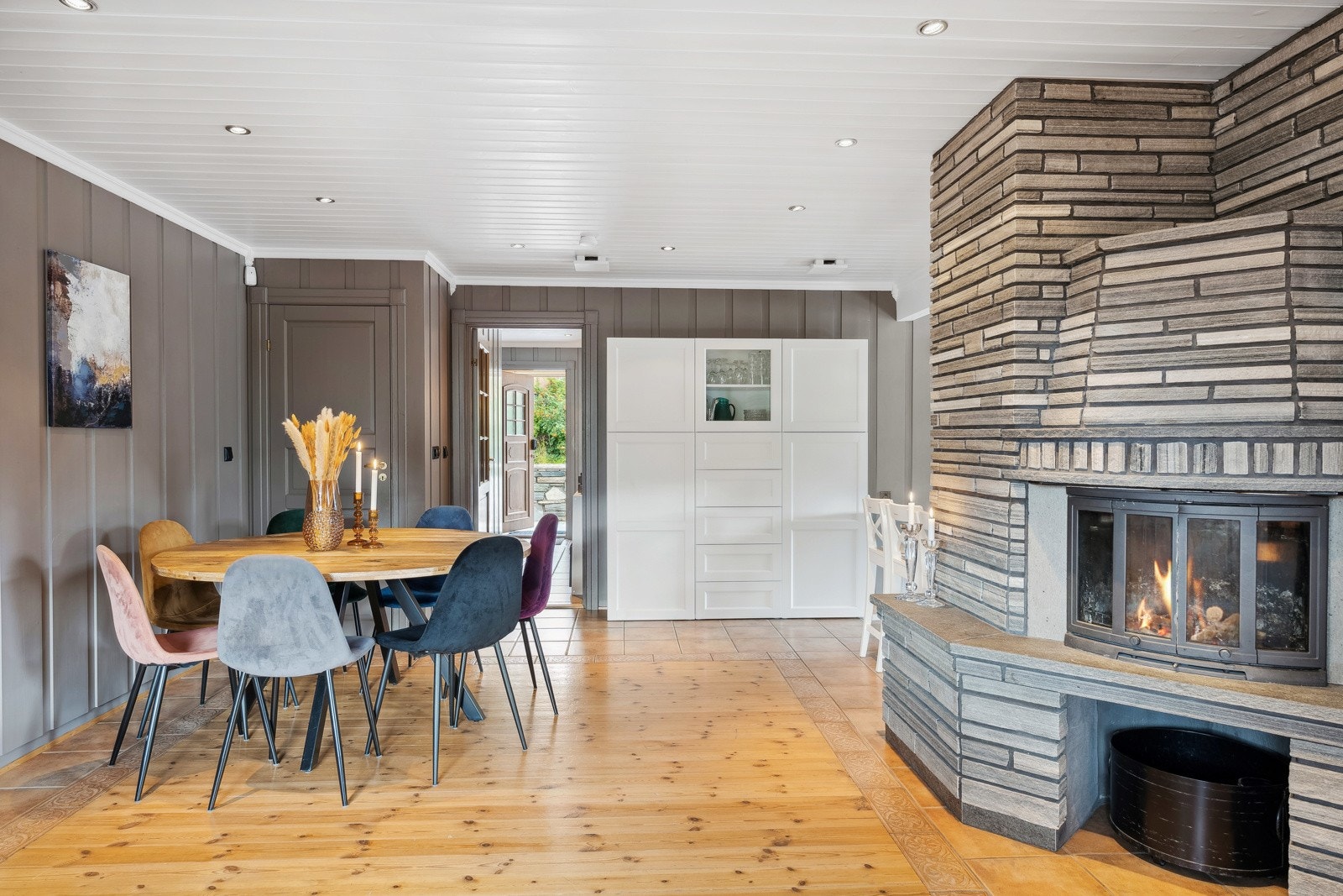 Innbydende stue med peis som gir både varme og hygge på kjølige kvelder. Galleribilde