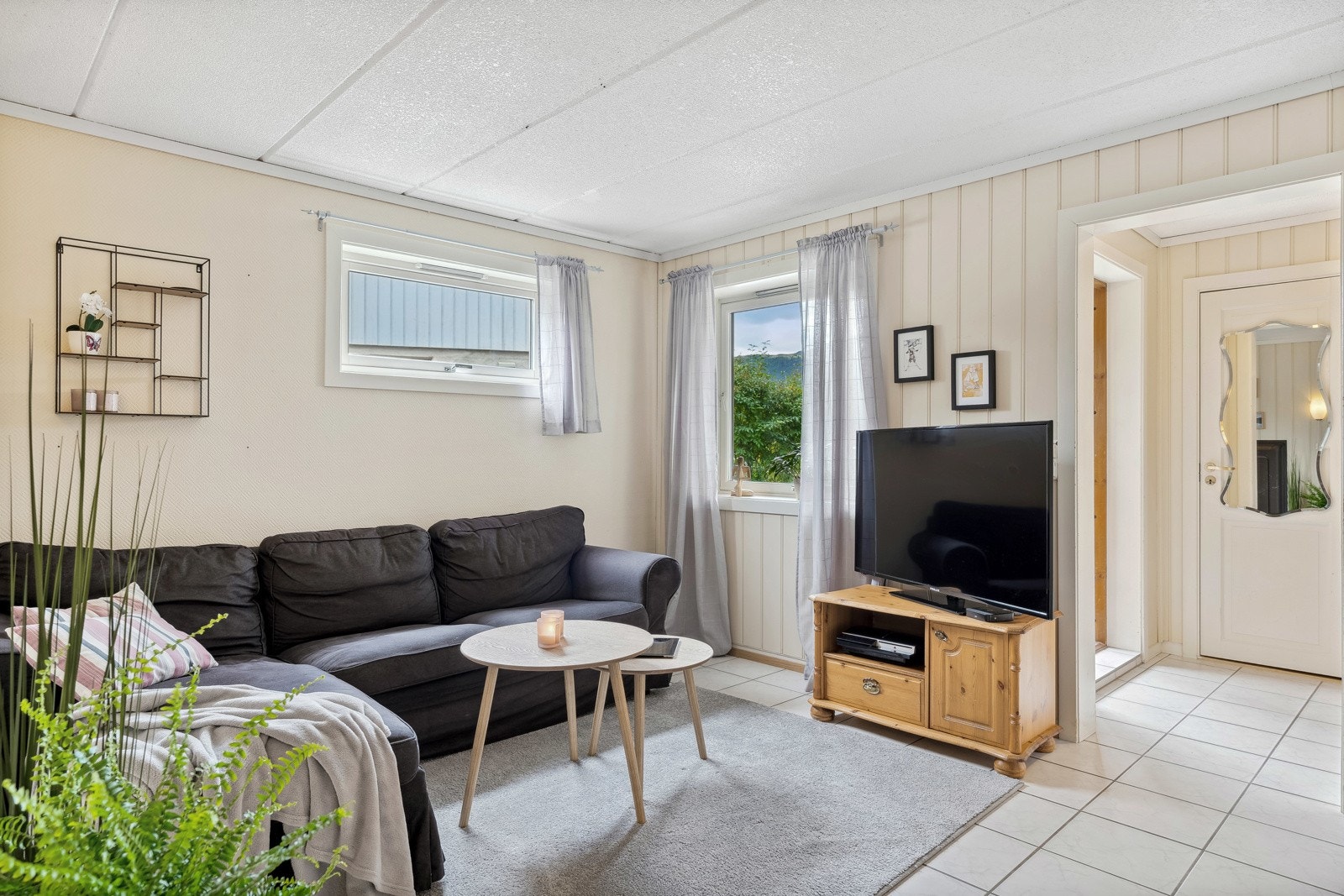 Romslig sokkelleilighet på ca 40 kvm med egen inngang. Dagens eier leier ut denne delen for kr 5900,- pr måned. Galleribilde