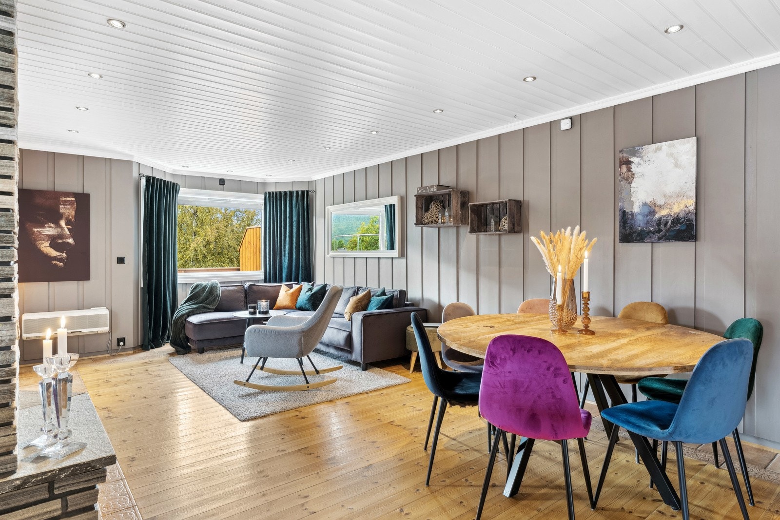 Spisestuen ligger i en åpen og sosial løsning. Galleribilde