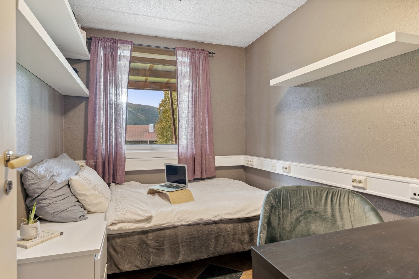 Soverommet i underetasjen er på 6 kvm, med plass til seng og annet ønsket møblement. Galleribilde